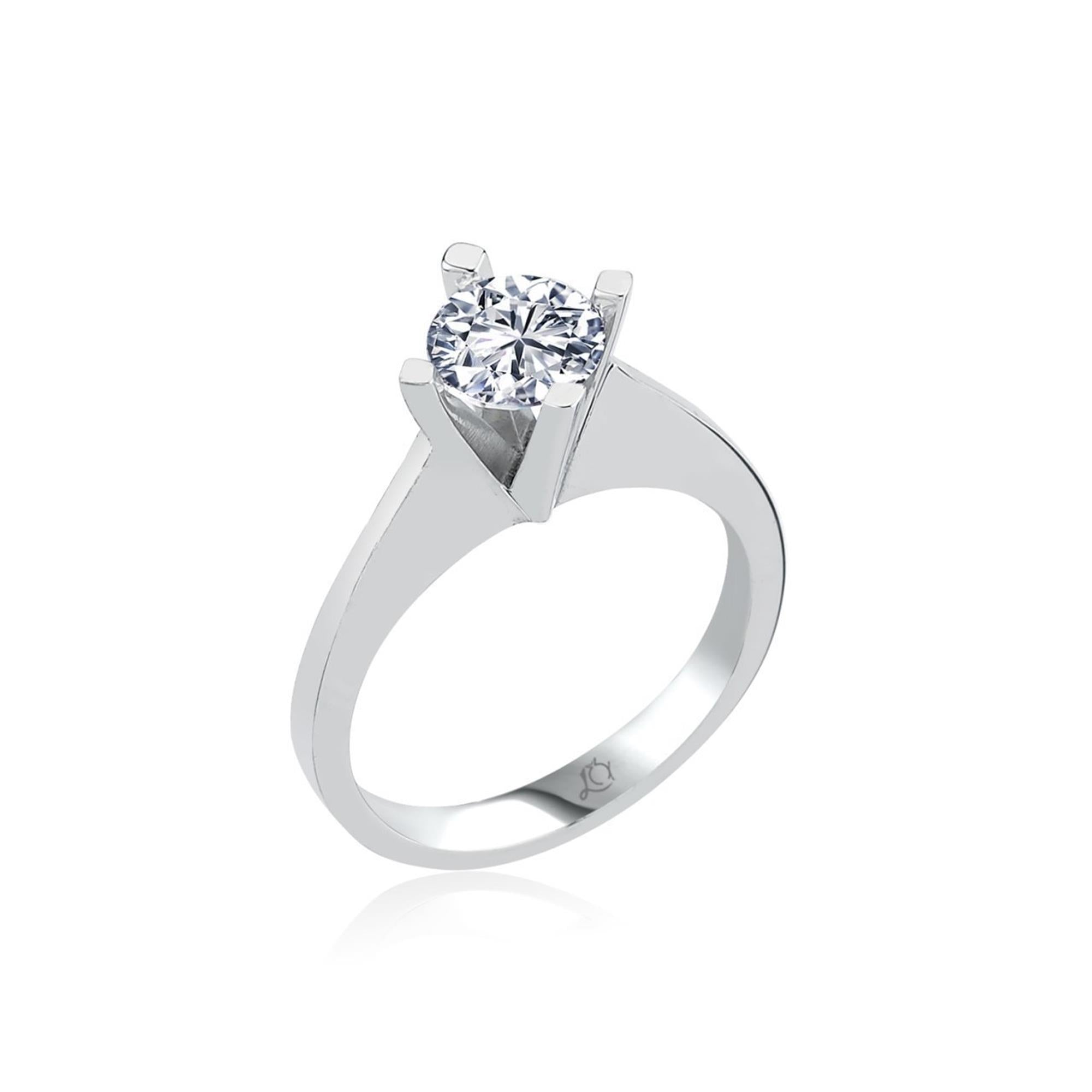 Brilliant 1.00 carat solitaire silver ring with crown-style prong setting – ideal for engagement or elegant daily wear.
