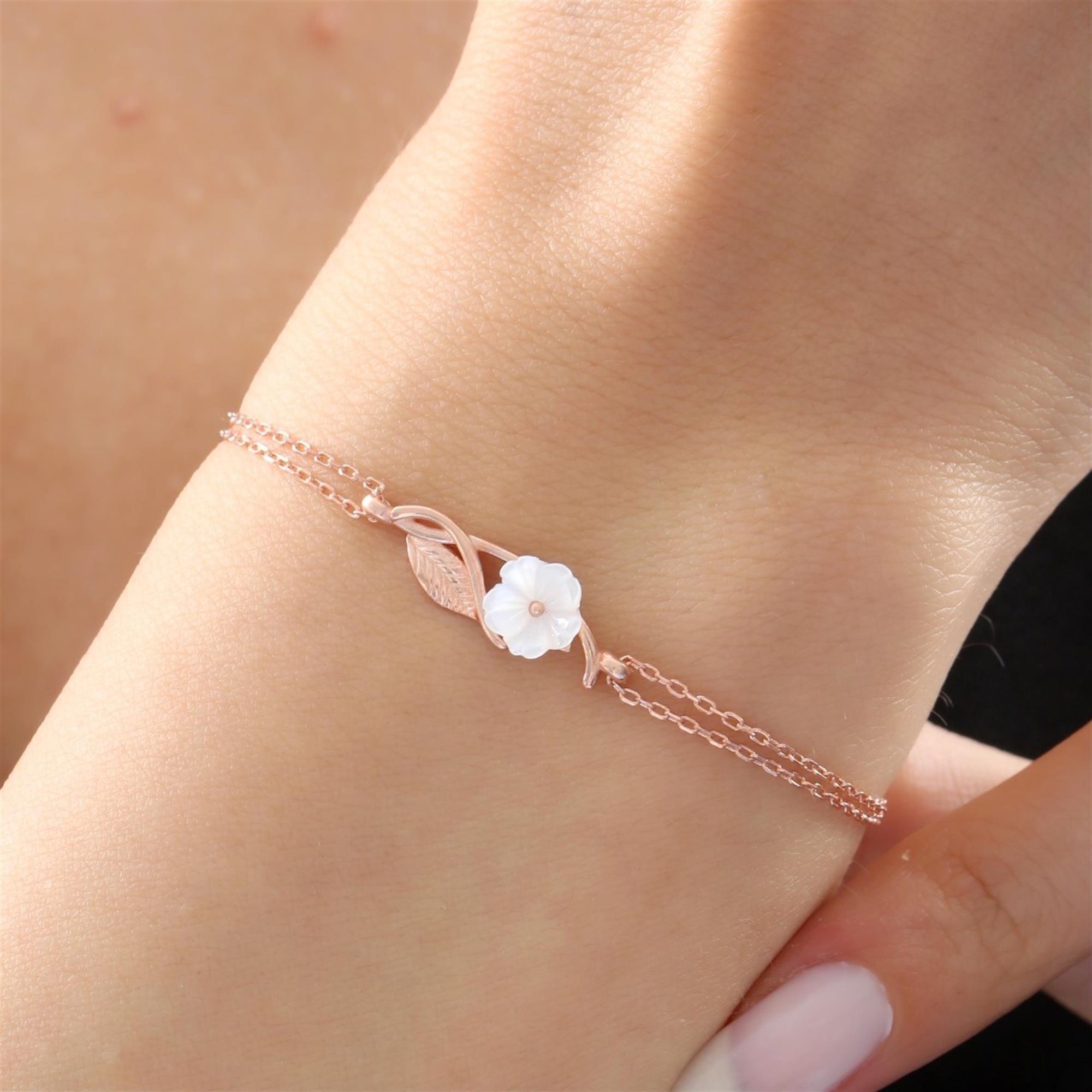 Armband in Roségold mit geschnitzter Perlmutt-Magnolie und elegantem Blatt – zarter Schmuck mit Naturinspiration