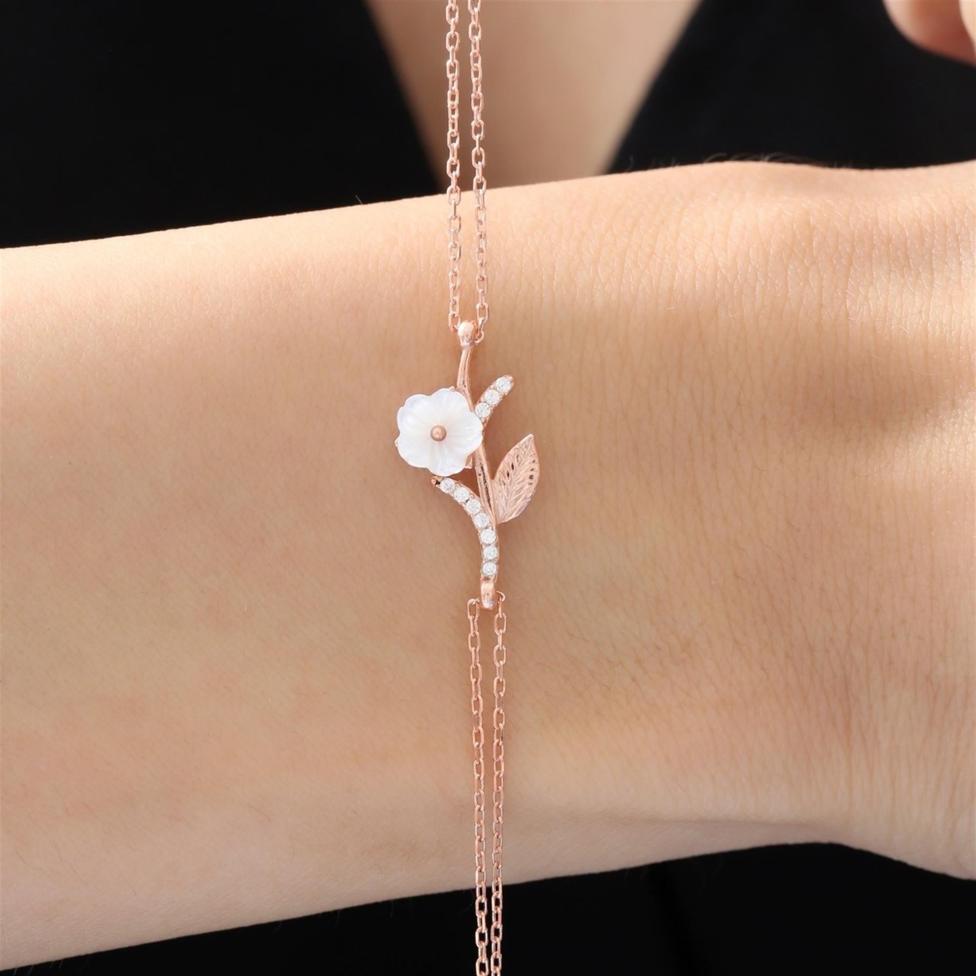 Rose gold magnolia bracelet with mother-of-pearl flower and sparkling leaf – feminine floral charm for everyday elegance