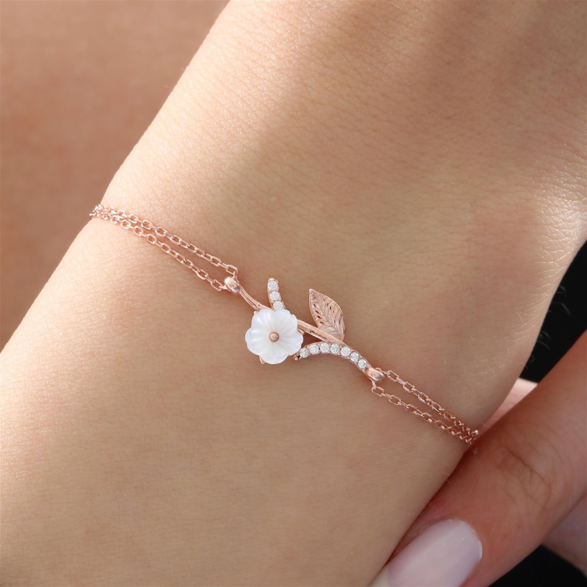 Pulsera de magnolia en oro rosa con flor de nácar y hoja brillante – encanto floral femenino para el uso diario