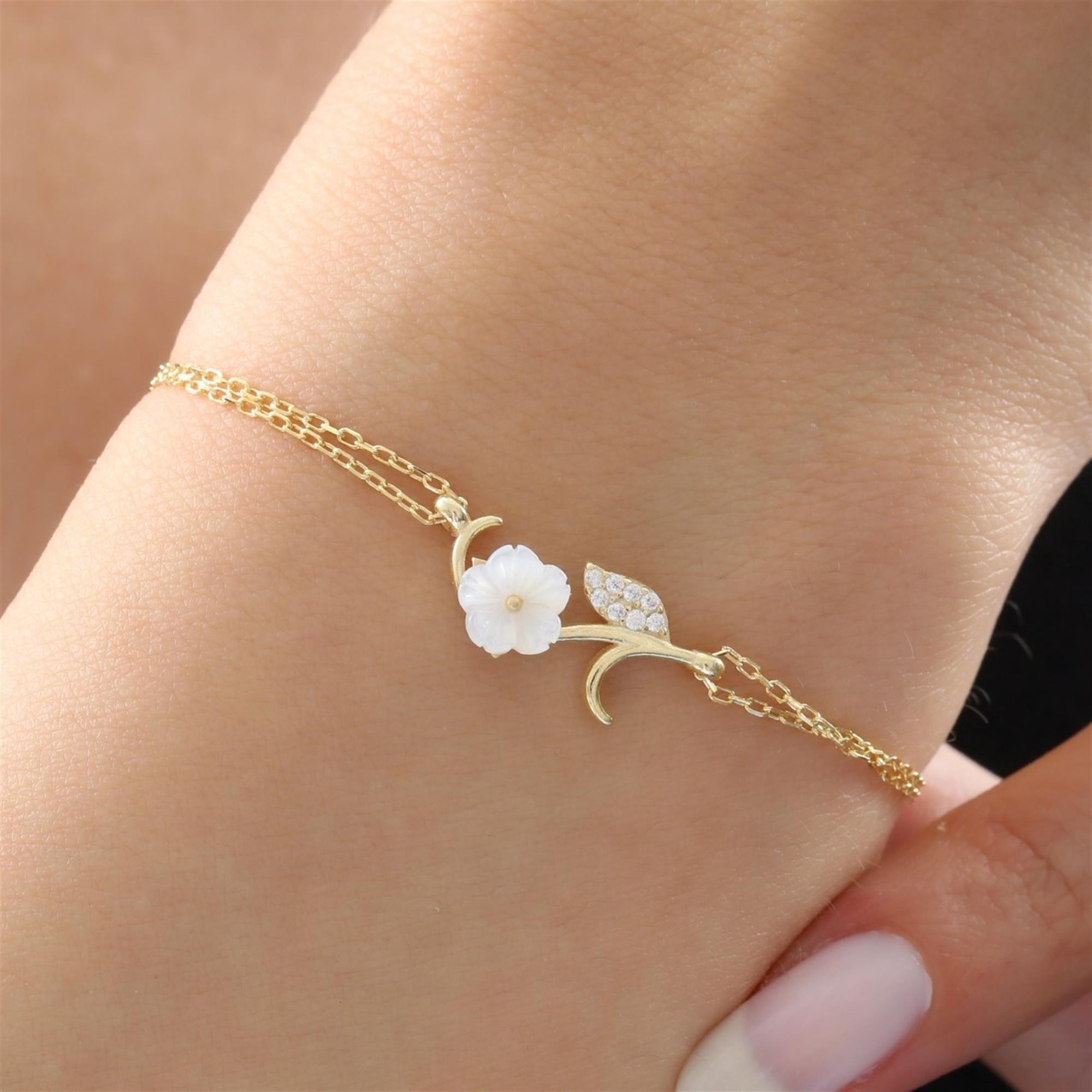 Vergoldetes Armband mit Perlmutt-Magnolienblüte und Zirkonia-Blatt – femininer Naturschmuck fürs Handgelenk