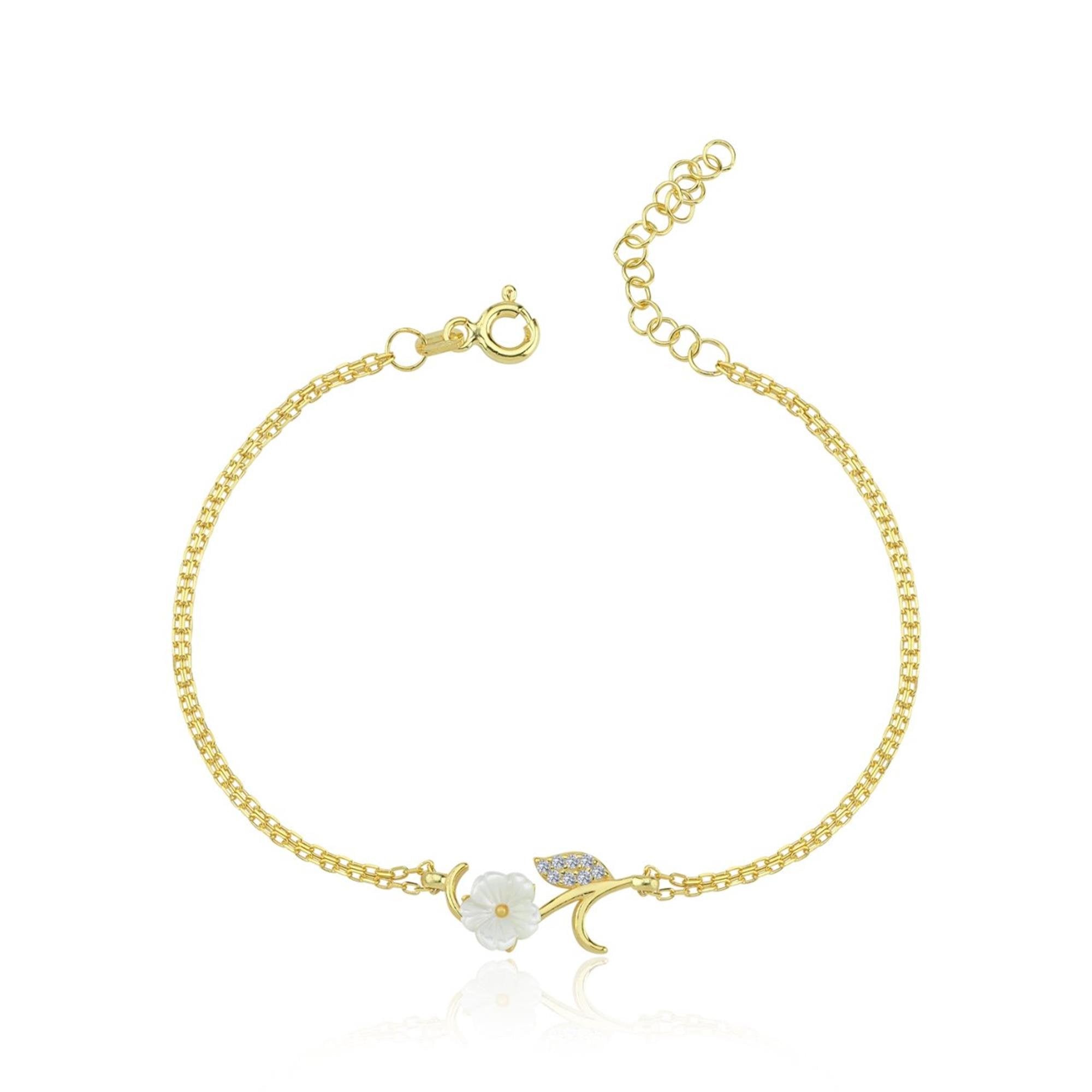 Pulsera dorada con flor de magnolia de nácar y hoja con circonitas – joya femenina inspirada en la naturaleza