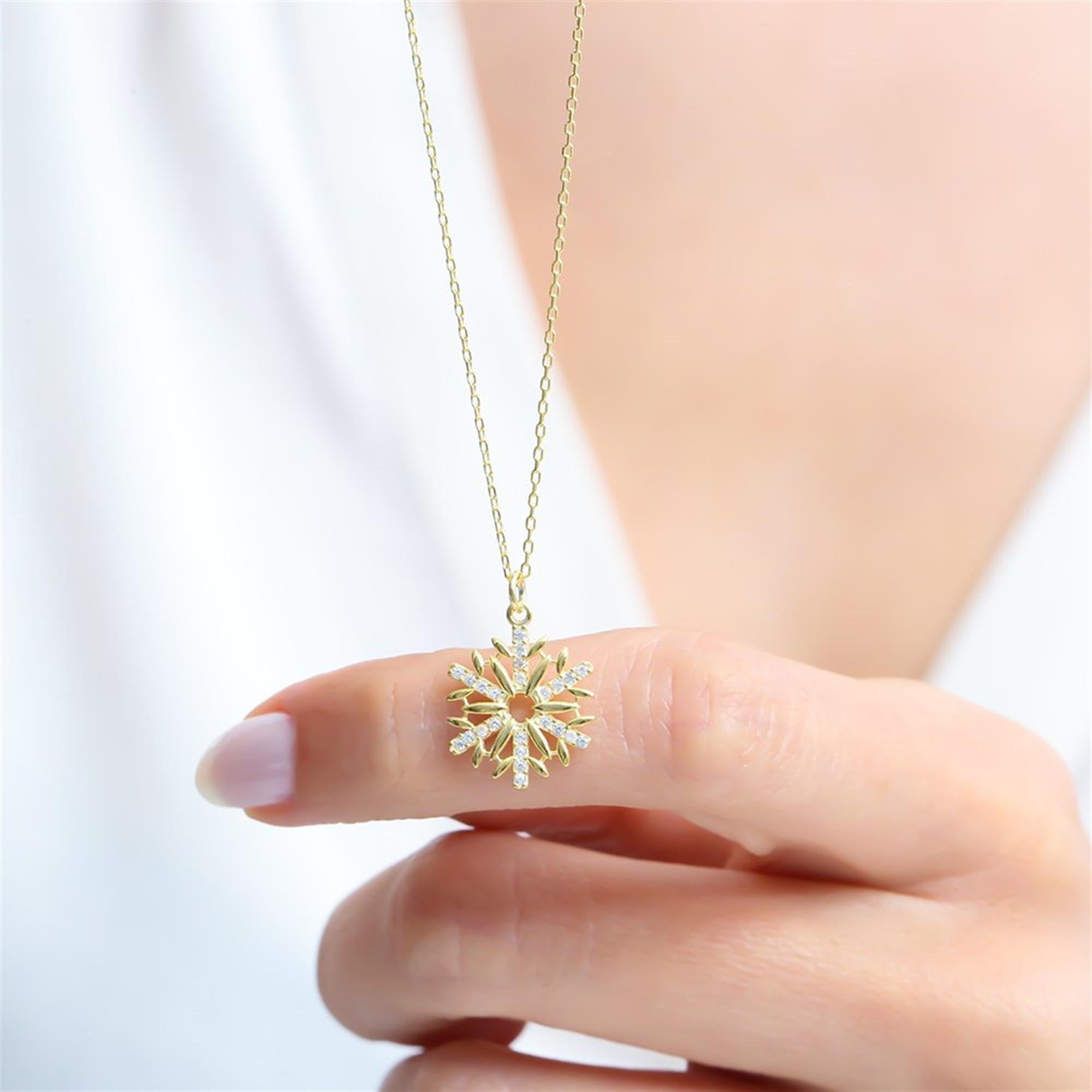 Collar elegante de copo de nieve dorado con piedras de circonio – joya de invierno perfecta para uso diario o regalo navideño.