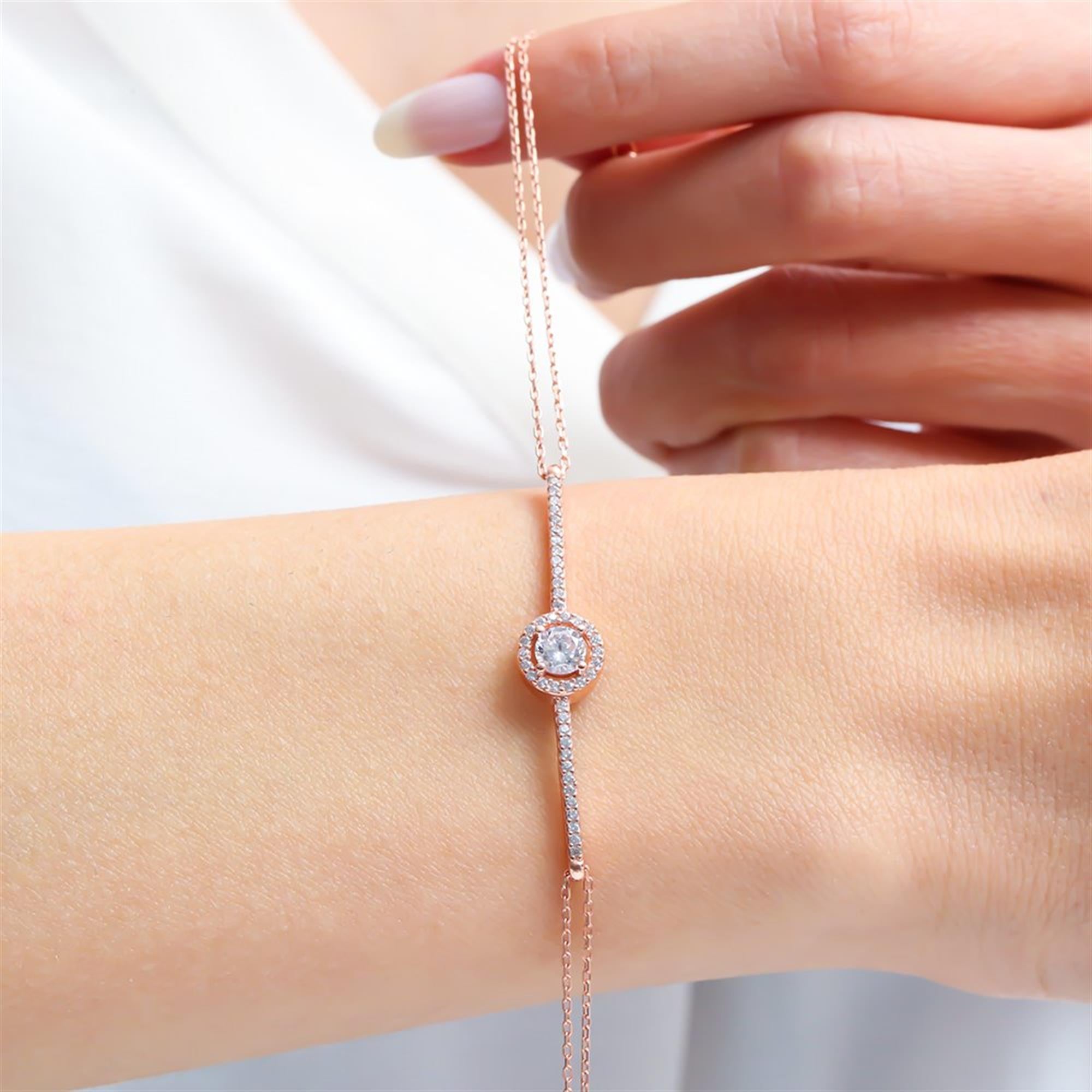 Pulsera chapada en oro rosa con circonia central brillante y diseño de cadena delicada – elegancia para todos los días.