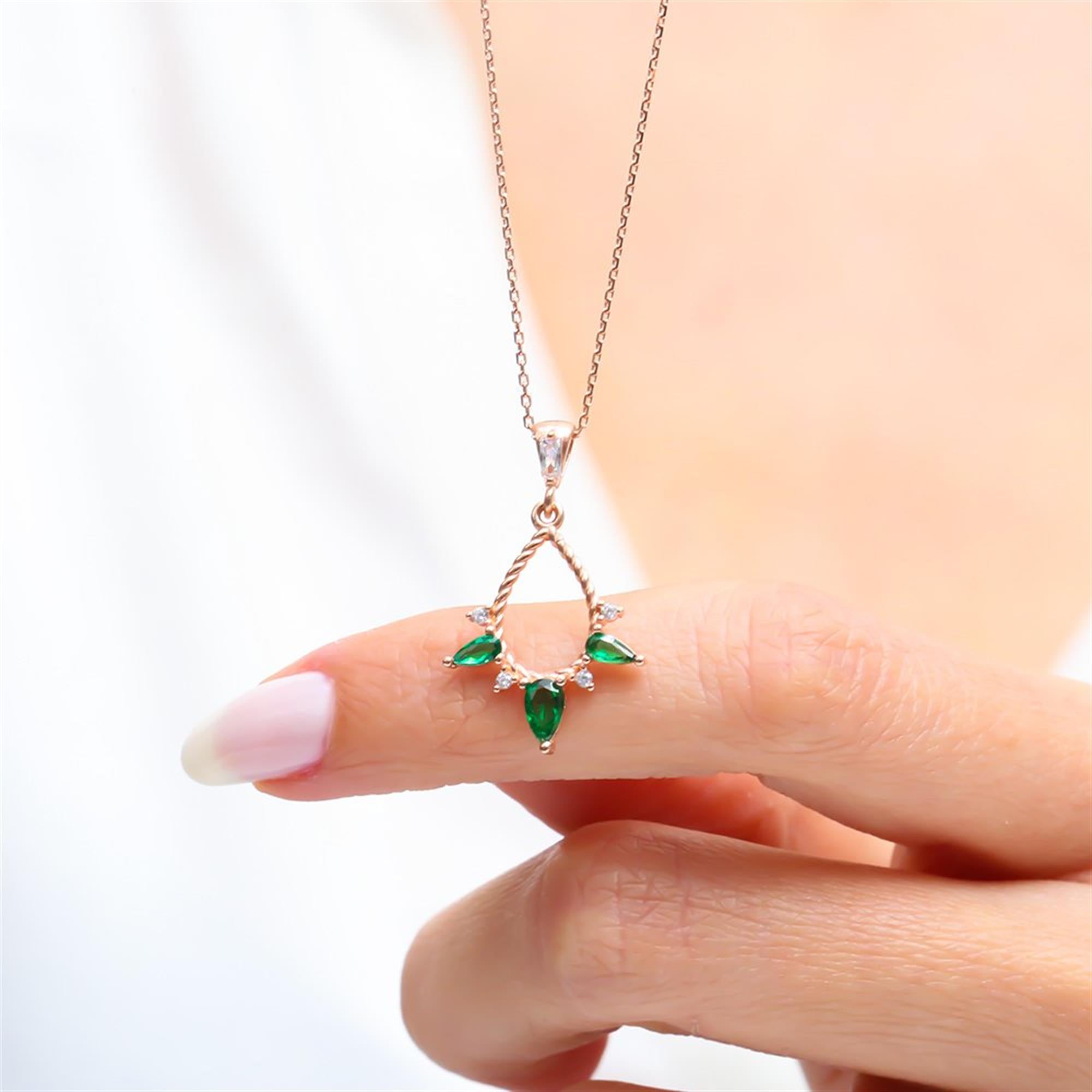 Rose gold necklace with emerald-green teardrop stones and zirconia on sterling silver – elegant nature-inspired pendant.