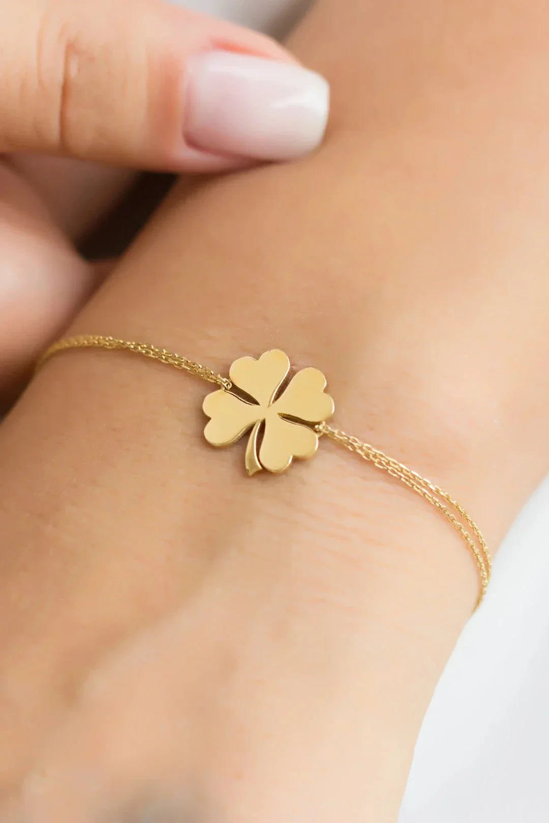 Clover Bracelets: A Symbol of Luck, Elegance, and Timeless Beauty