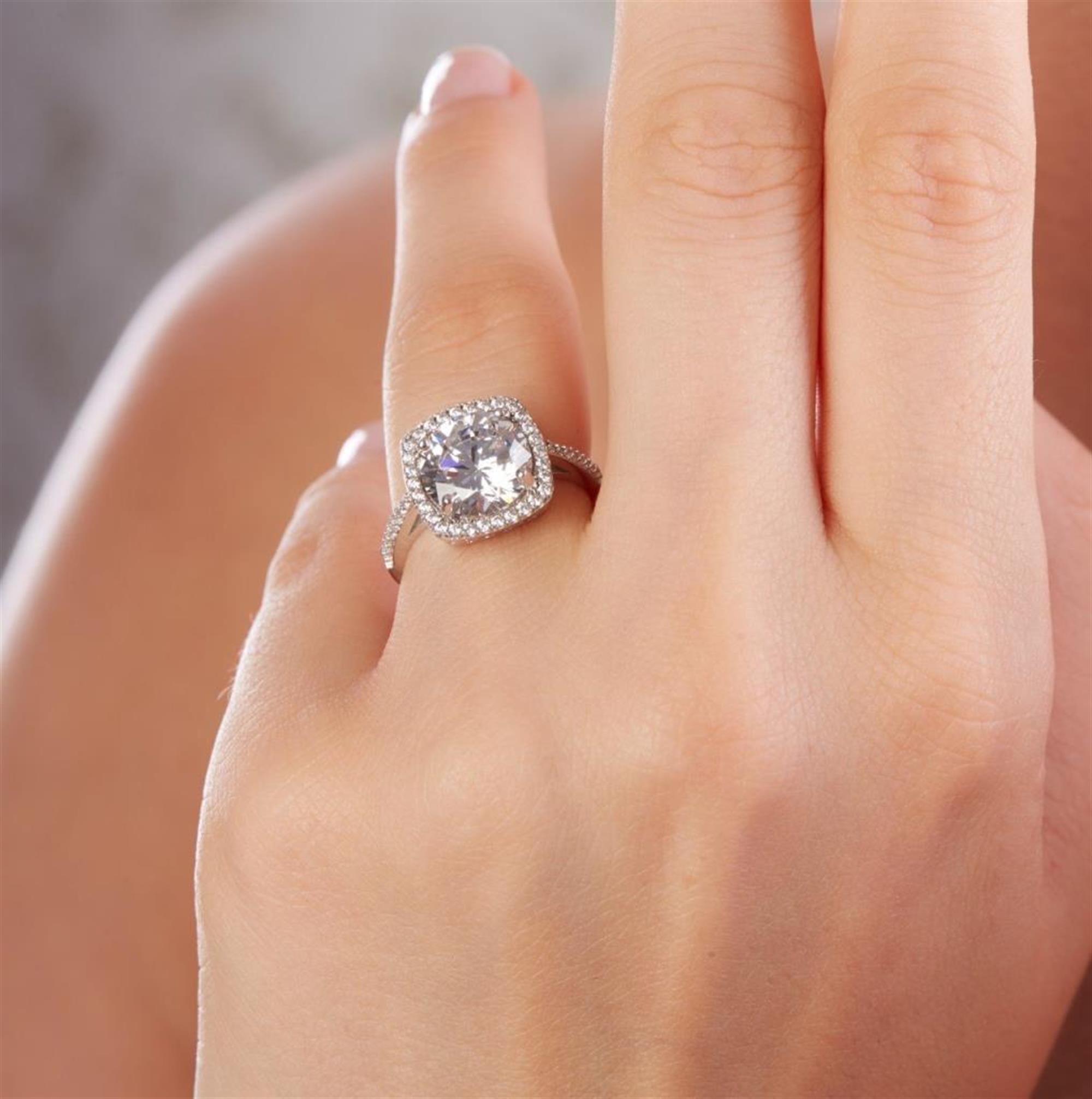 Solitär-Ring mit 3,00 Karat Kissen-Schliff in Sterlingsilber – Zirkonia-Halo-Fassung, ideal für Verlobung oder als luxuriöses Geschenk.