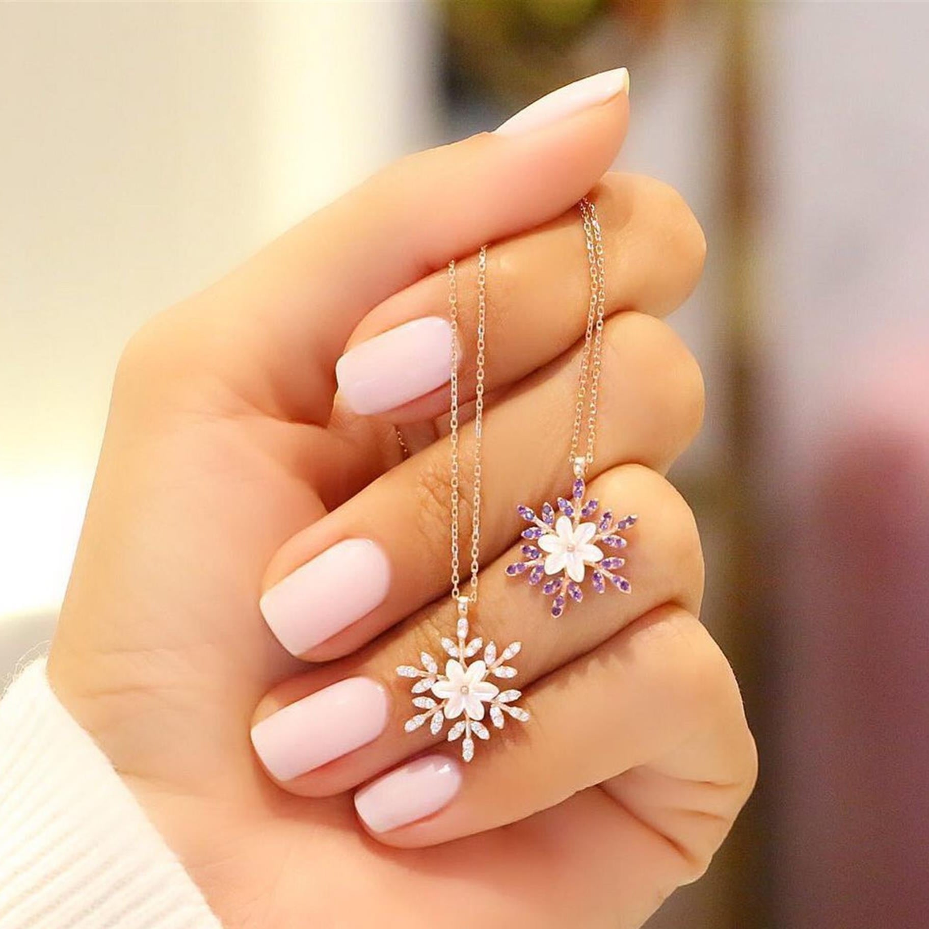 Roségoldene Halskette mit weißer Blume und schneeflockenförmigem Amethyst-Design