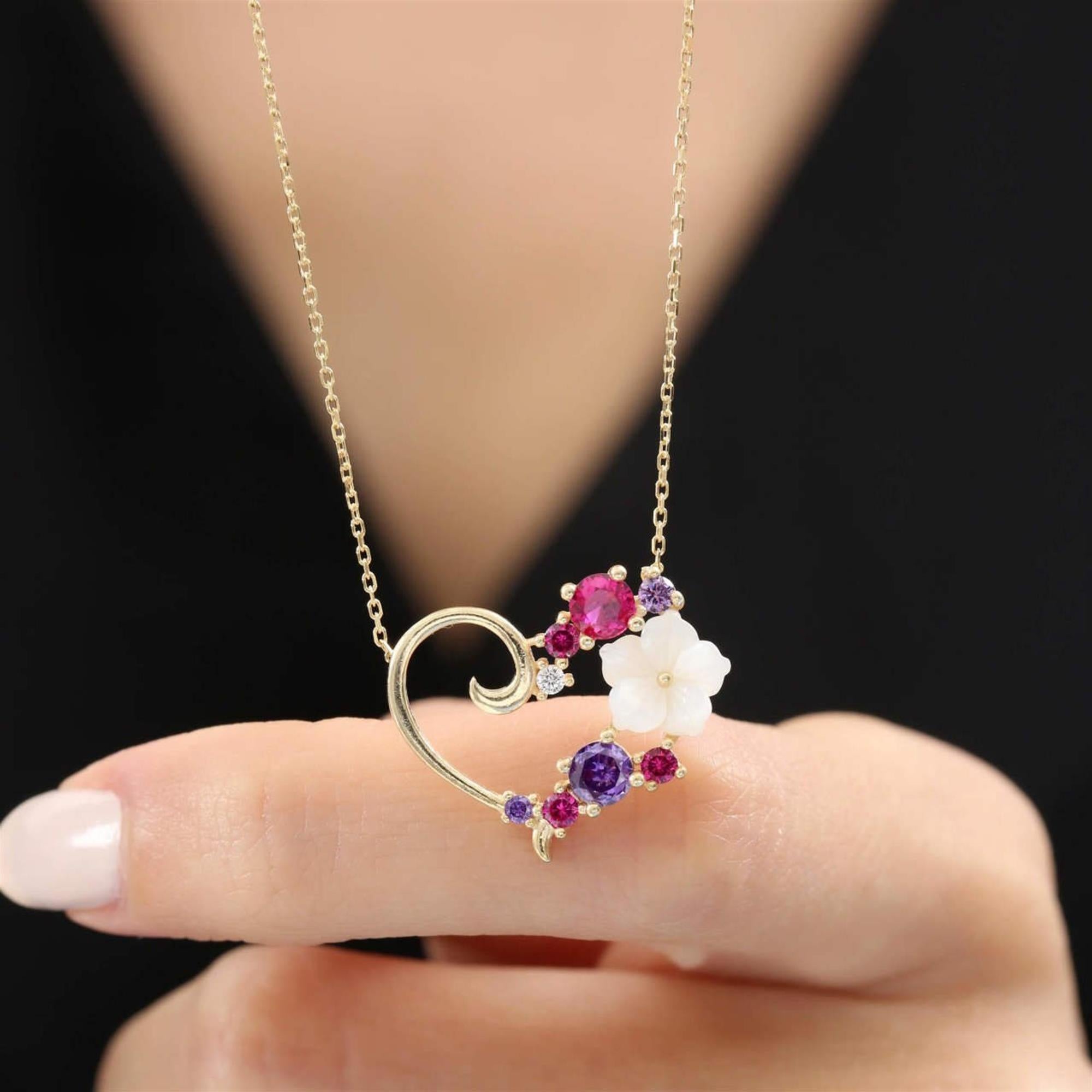 Collar dorado en forma de corazón con detalle floral blanco y piedras CZ de colores – joya romántica para San Valentín