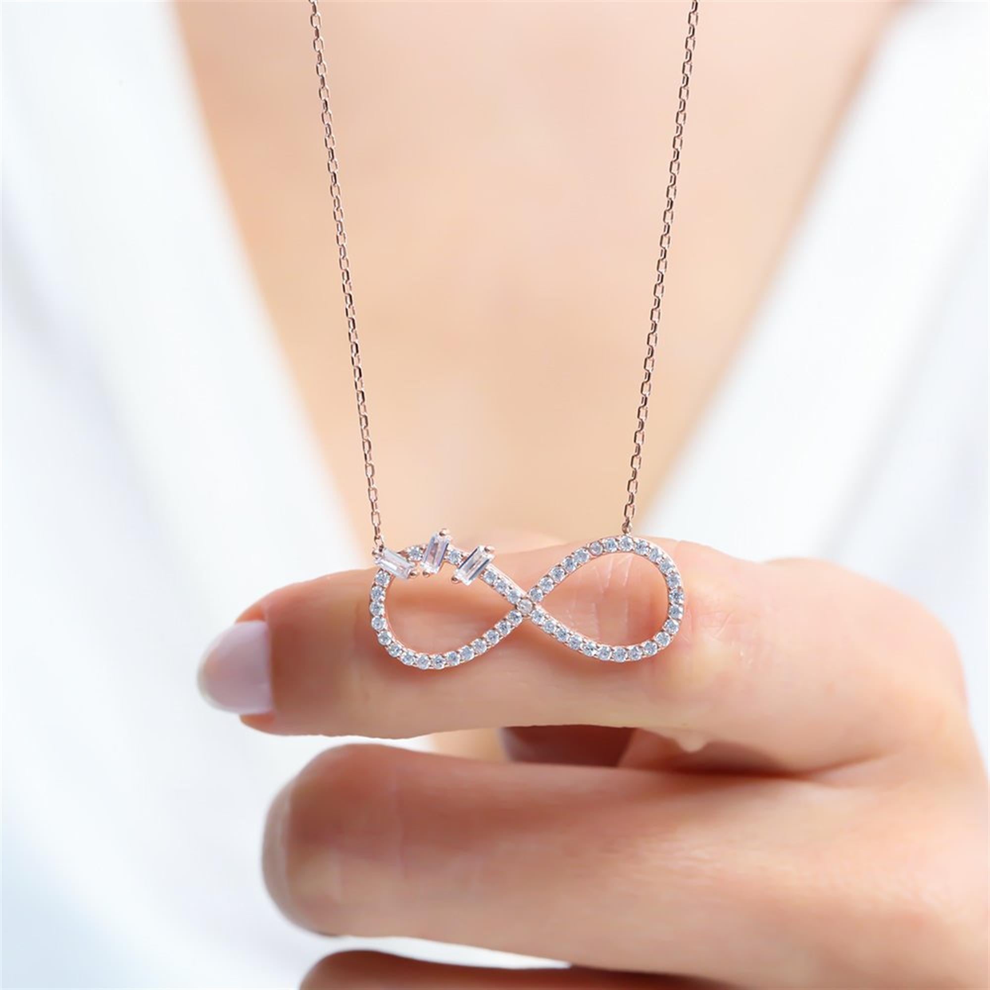 Collar infinito rosa con acentos de piedra baguette y circonitas brillantes