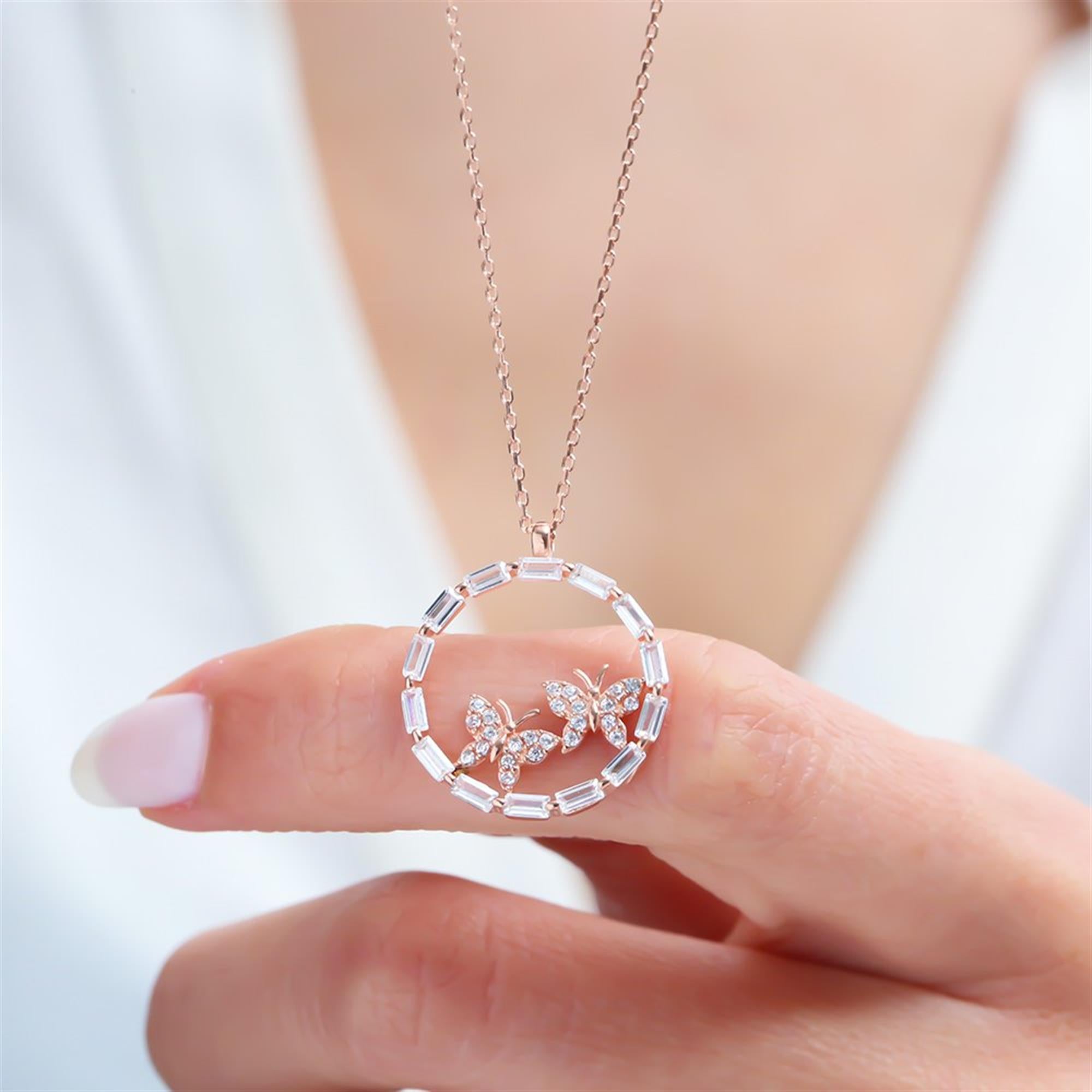 Round rose gold butterfly necklace with baguette and micro zircon stones – symbol of elegance and transformation in fine silver.