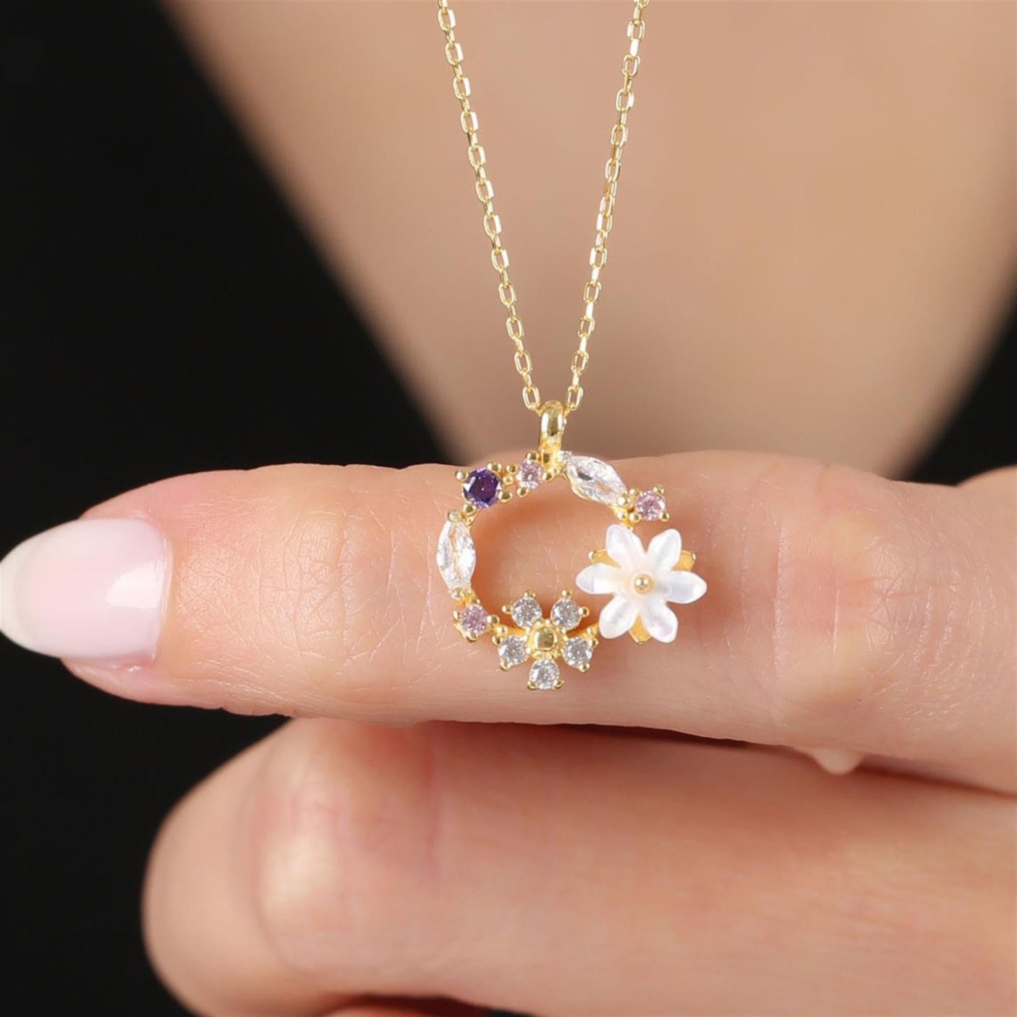 Collar circular en tono dorado con magnolia blanca y flores de circonitas – colgante primaveral alegre para mujer