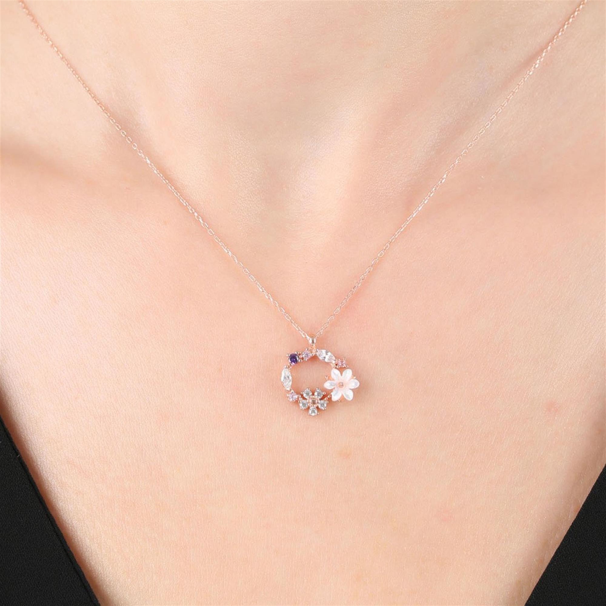Collar de corona floral en oro rosa con magnolia blanca de nácar y detalles de gemas en tonos pastel