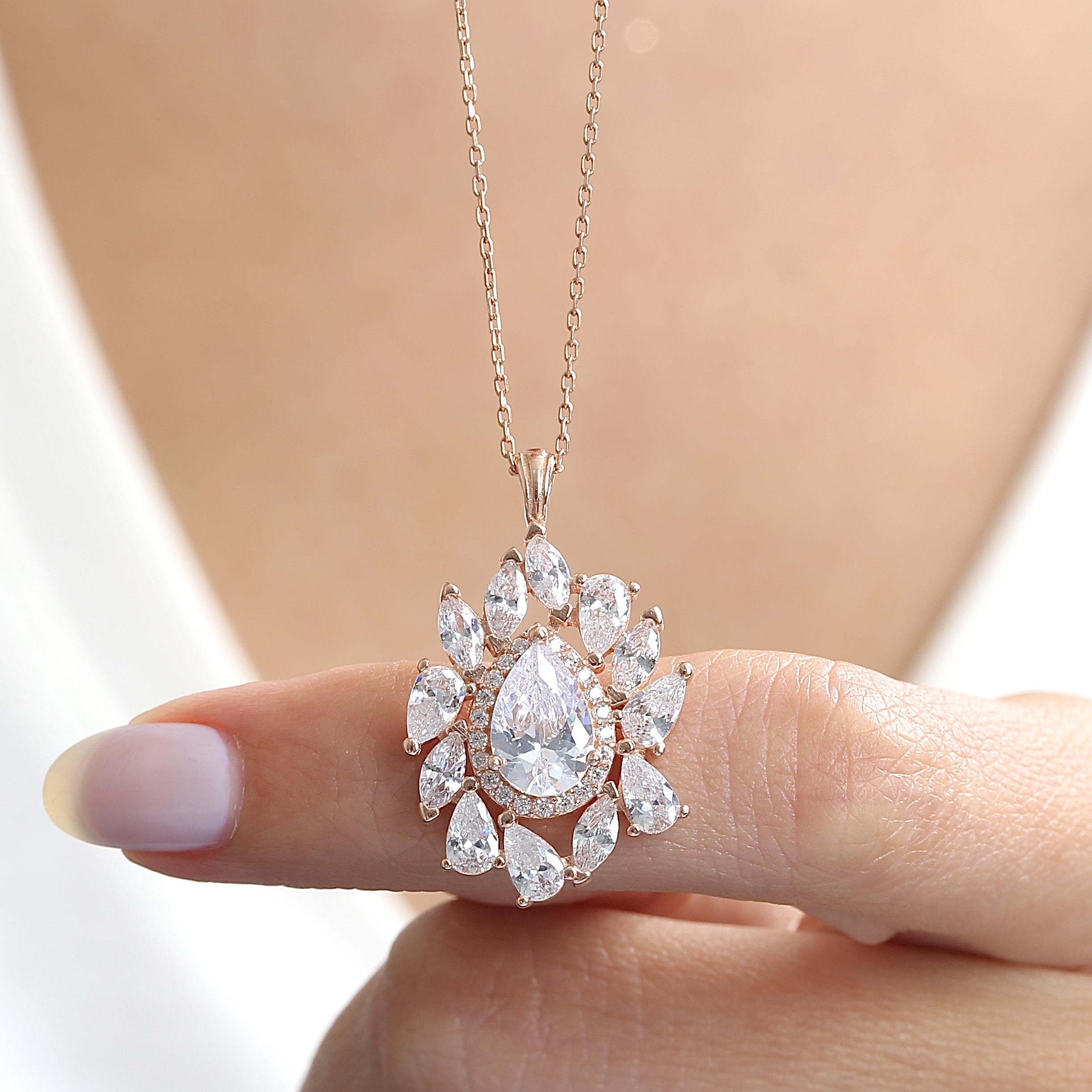 Effective Diamond Istanbul Grandeur Sparkling Rose Gold Necklace