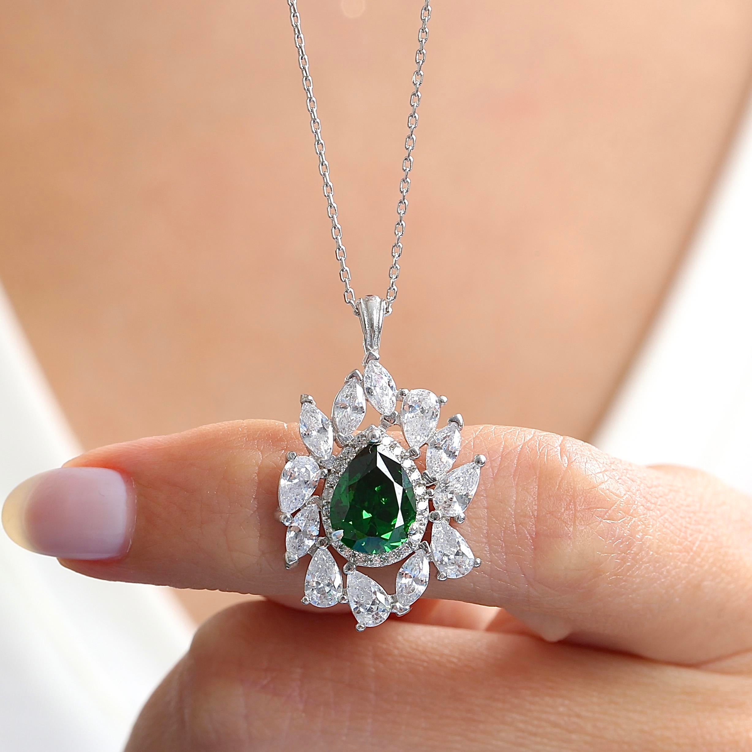Effective Diamond Istanbul Grandeur Emerald Silver Necklace