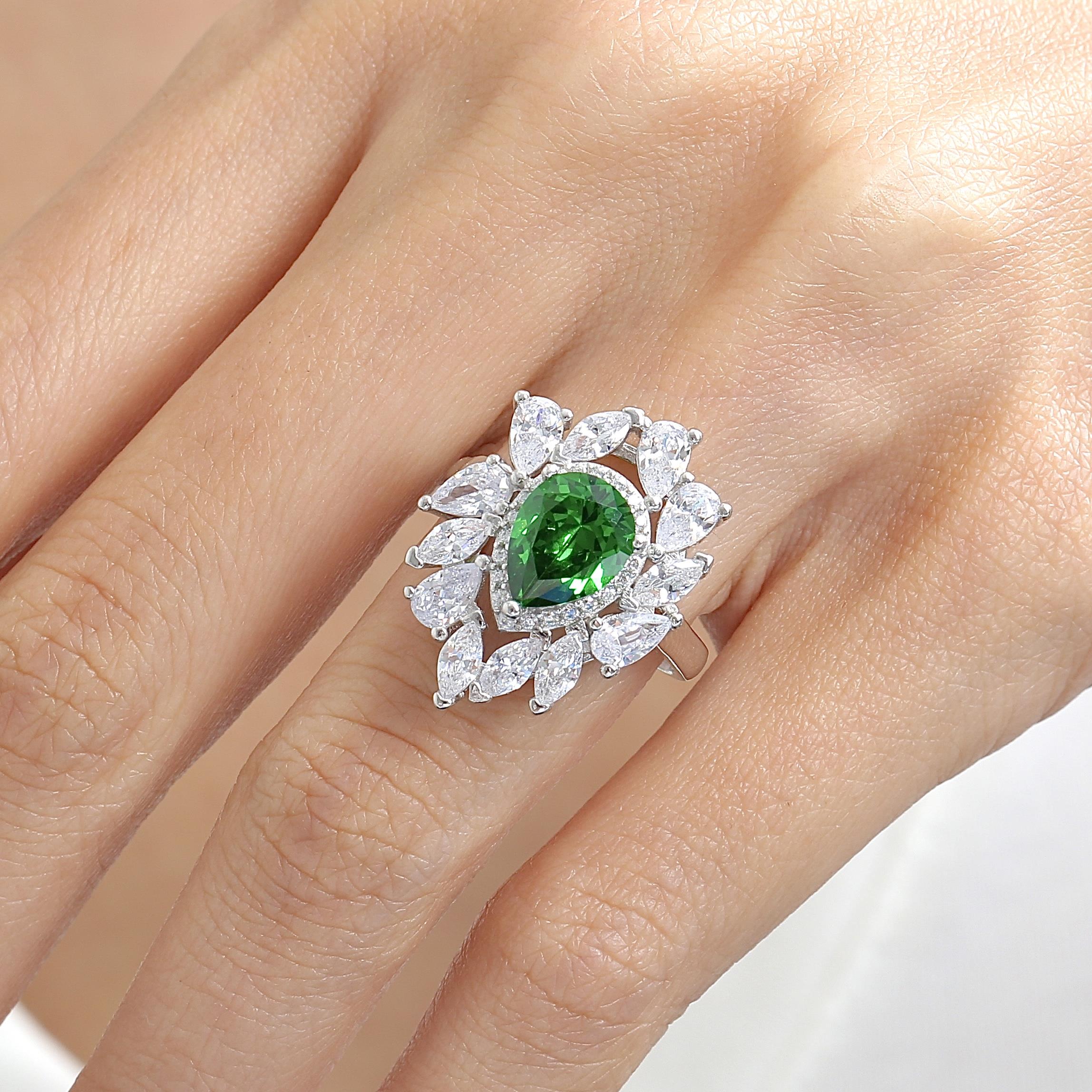 Effective Diamond Istanbul Grandeur Emerald Silver Ring