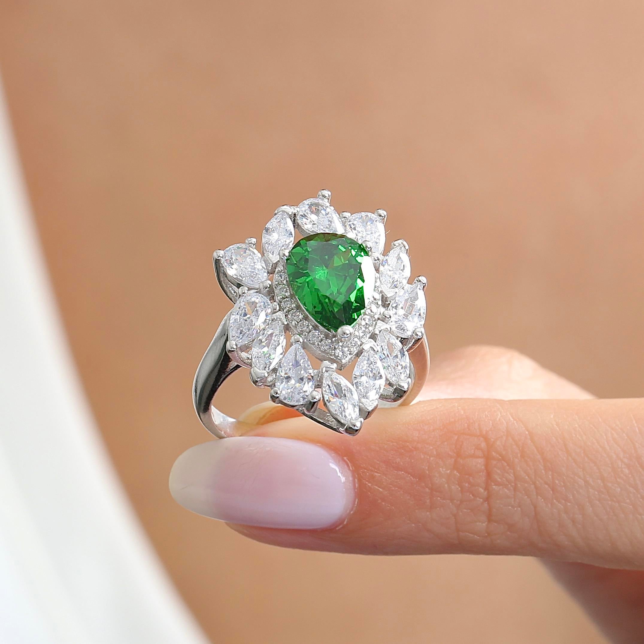 Effective Diamond Istanbul Grandeur Emerald Silver Ring