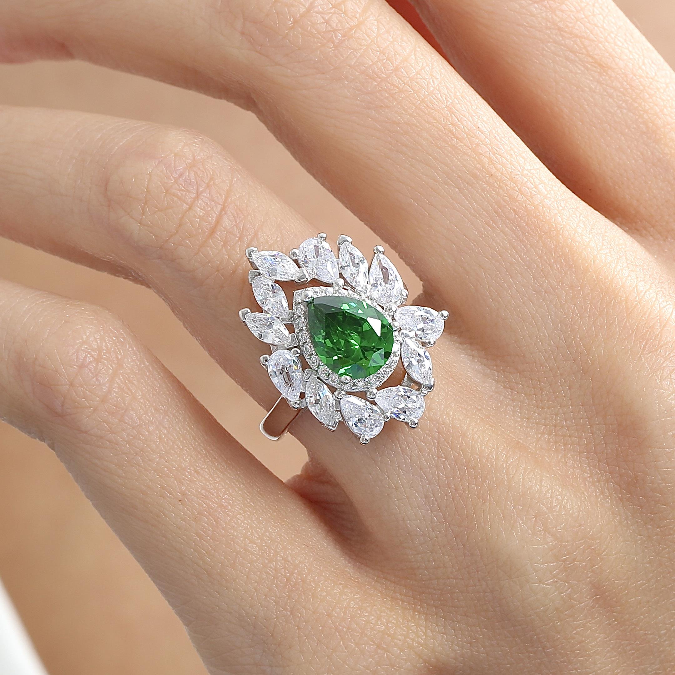 Effective Diamond Istanbul Grandeur Emerald Silver Ring