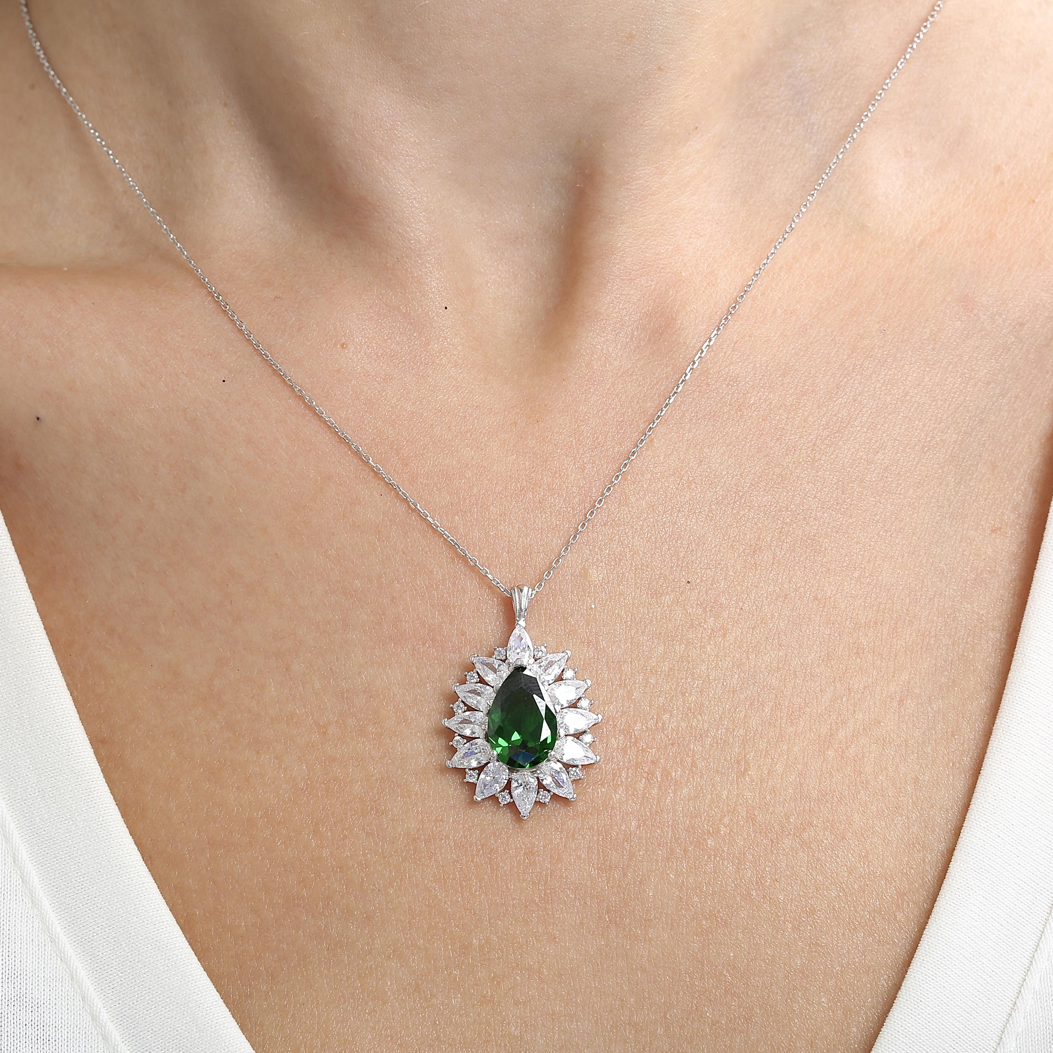 Effective Diamond London Passion Emerald Silver Necklace