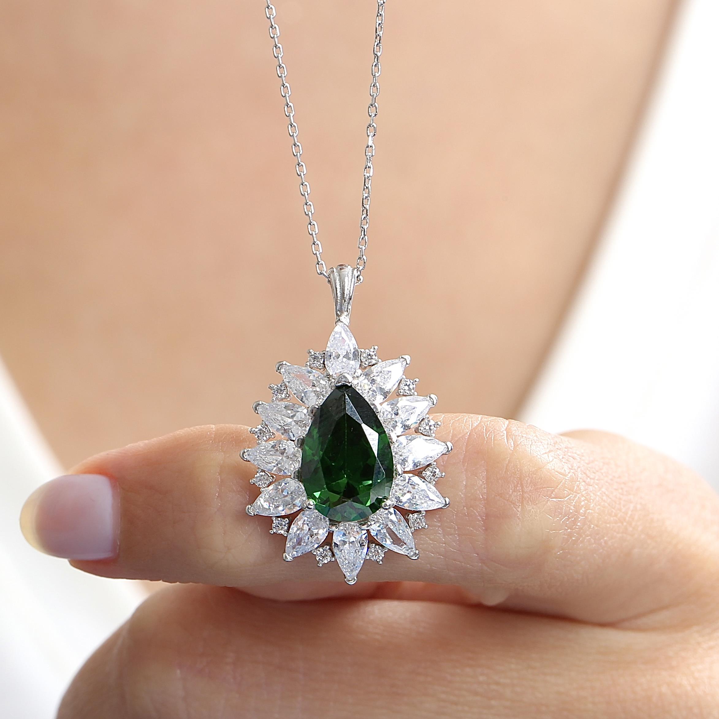 Effective Diamond London Passion Emerald Silver Necklace