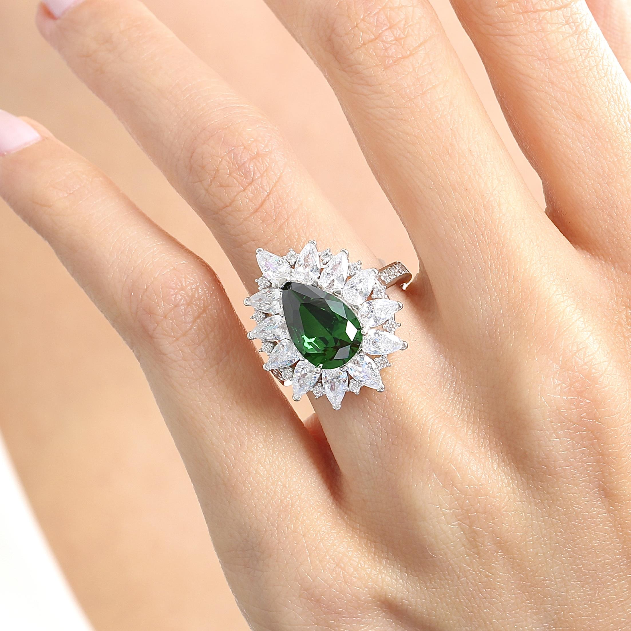 Effective Diamond London Passion Emerald Silver Ring