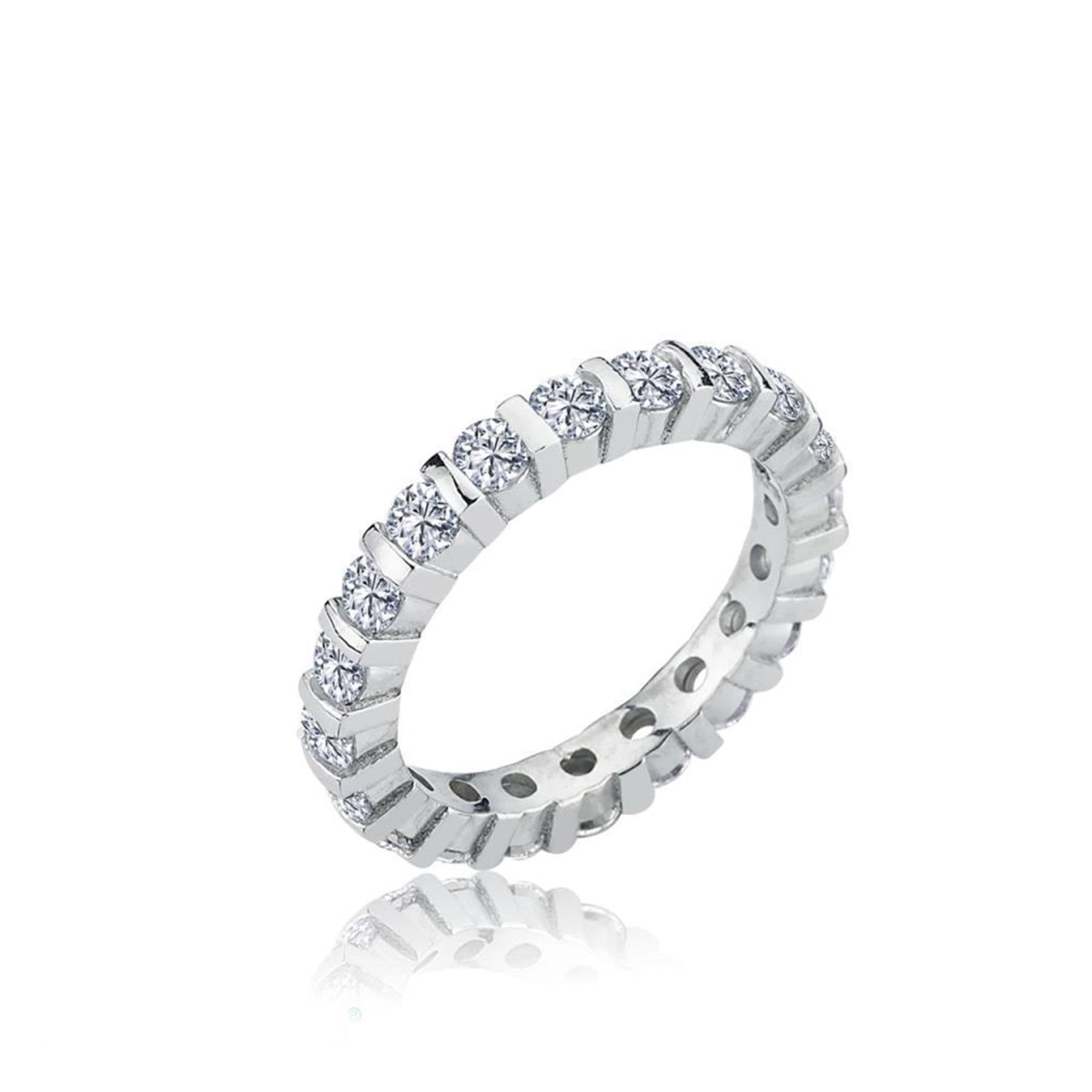Anillo eterno chapado en oro blanco con circonitas redondas en todo su contorno – joya elegante y moderna.