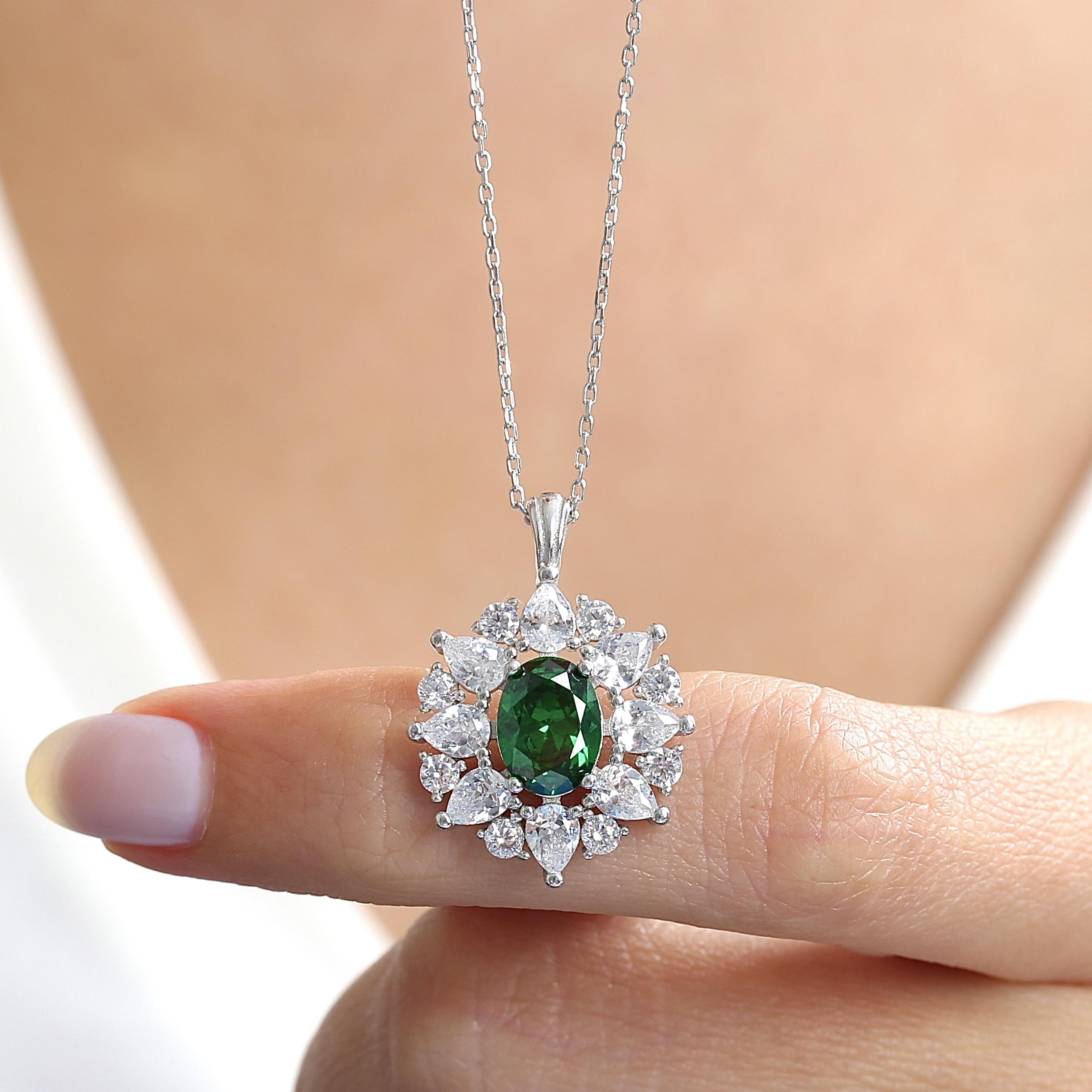 Effective Diamond Paris Sparkle Emerald Silver Necklace