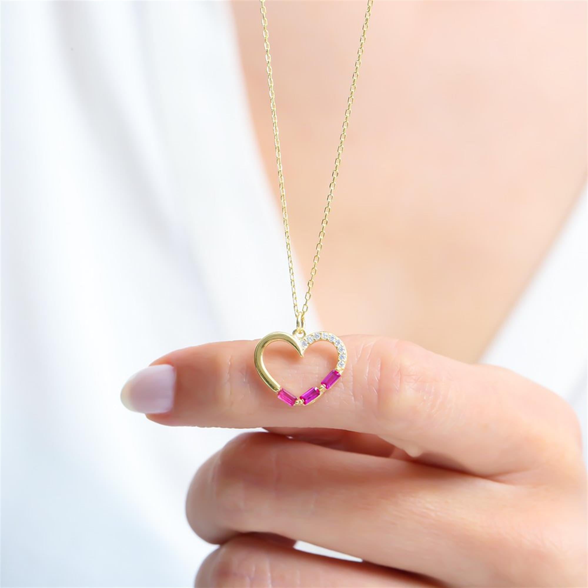 Collar de corazón dorado con circonitas blancas y piedras baguette rosas – joya romántica y femenina para momentos especiales.