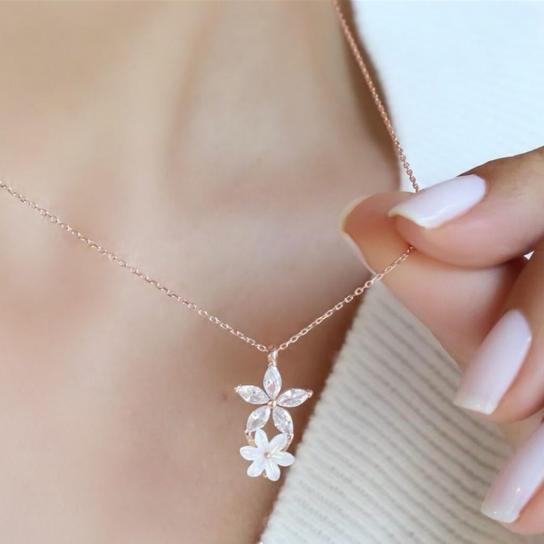 Rose gold star blossom necklace with marquise-cut stones and a mother-of-pearl flower – elegant, floral and timeless.