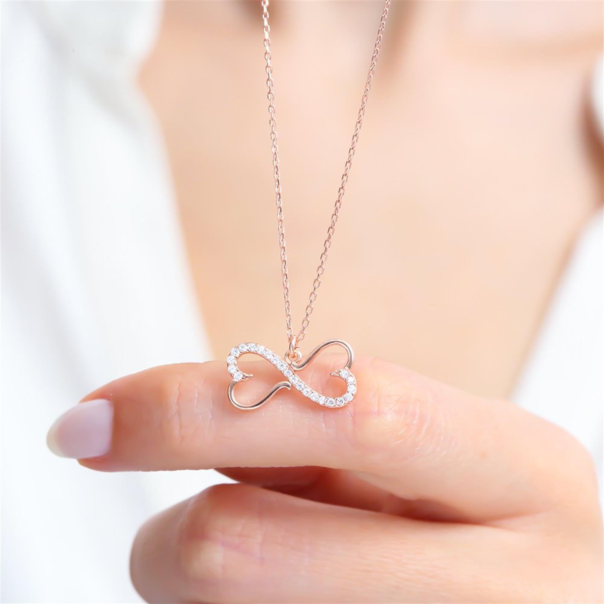 Collar de corazón infinito en oro rosa con circonitas brillantes, ideal para expresar amor eterno.