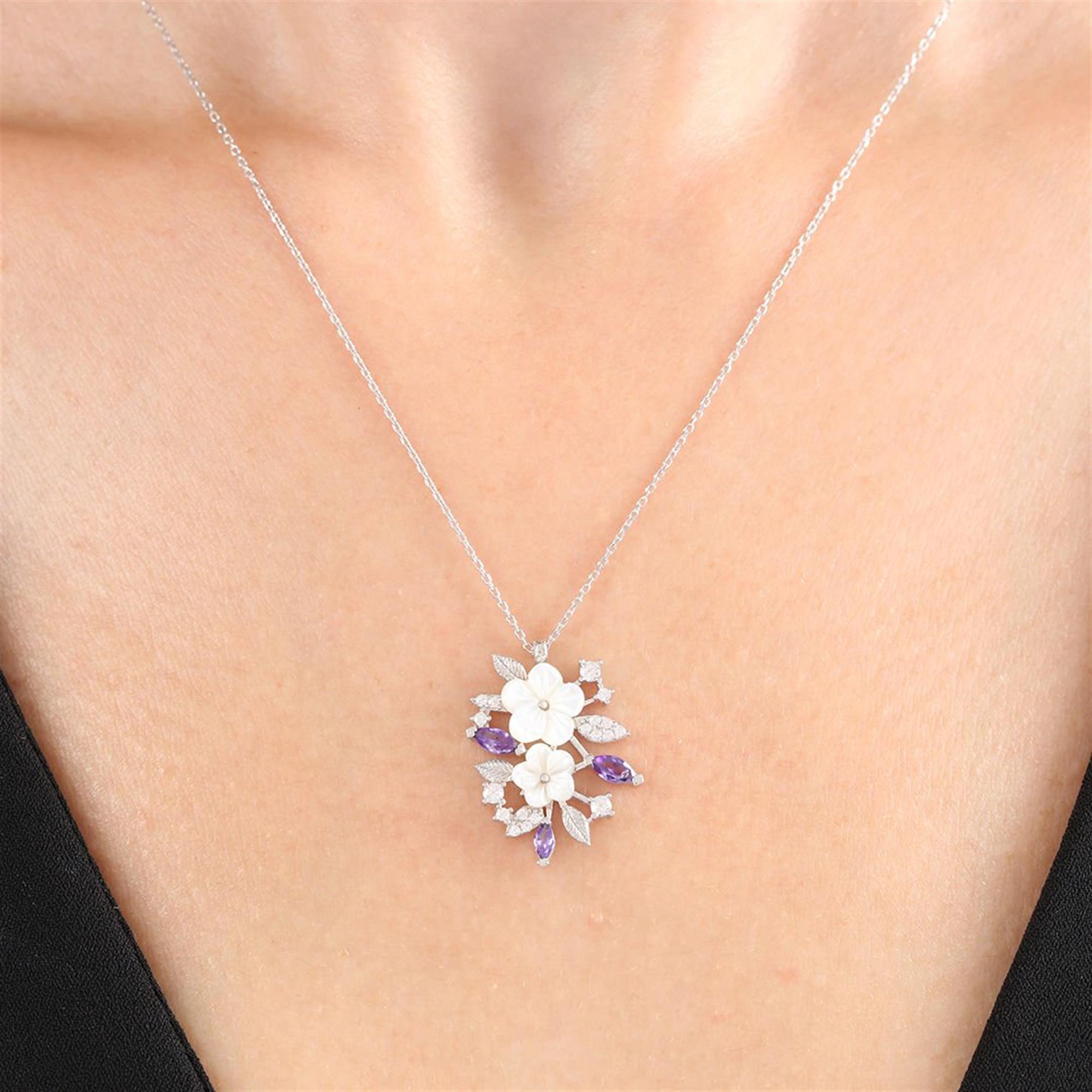 Collar floral en tono plateado con flores de magnolia blancas, piedras moradas y hojas brillantes – colgante primaveral para mujer