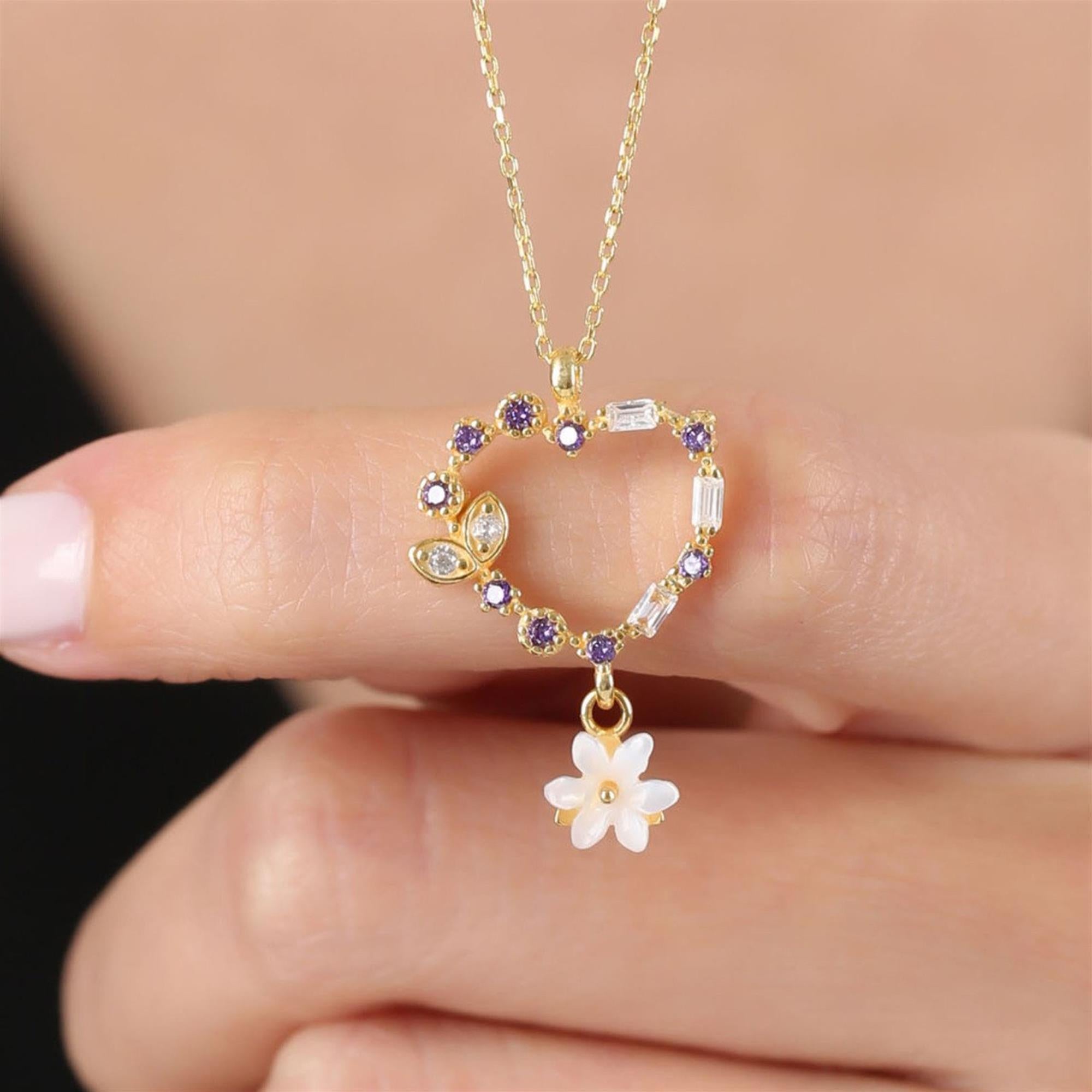 Collar en forma de corazón en tono dorado con piedras amatistas y flor de magnolia – colgante romántico para mujer