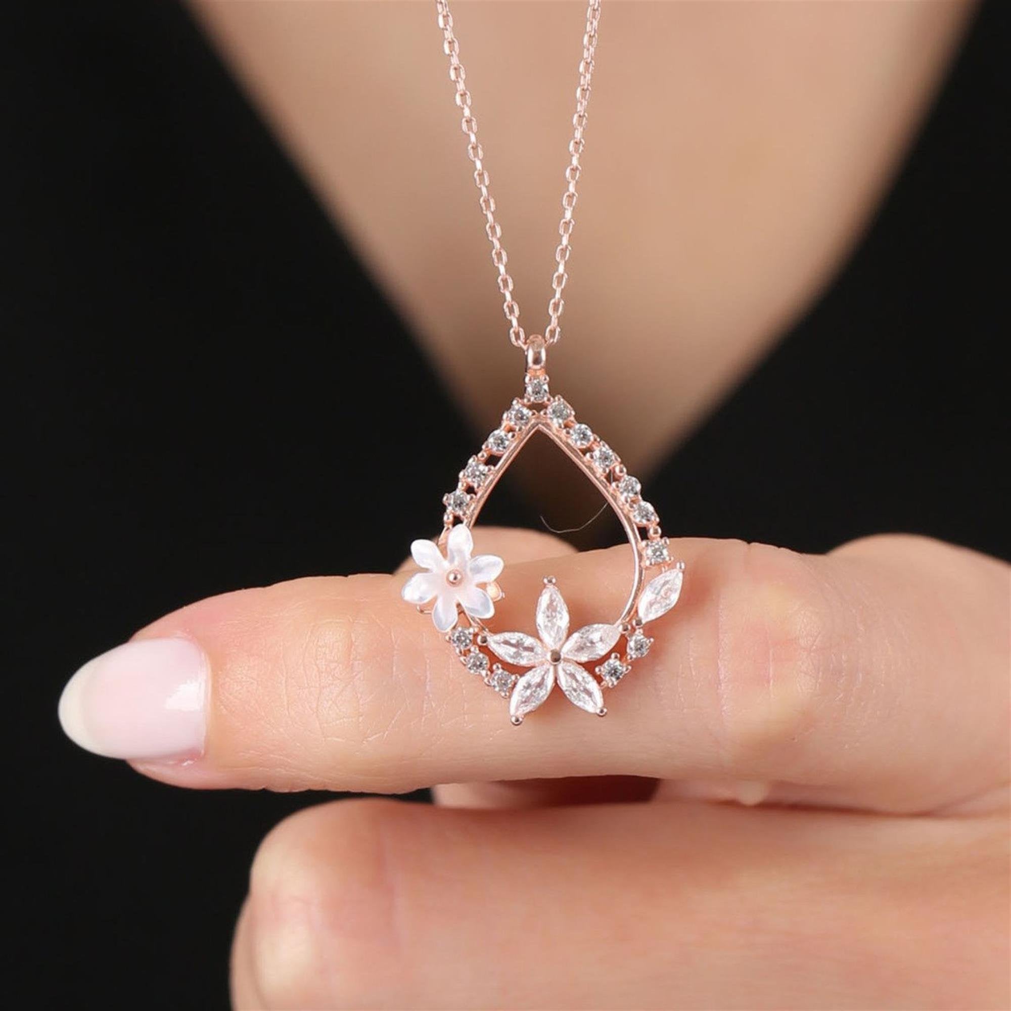 Collar en forma de lágrima en oro rosa con circonitas y diseño de flor de magnolia – colgante floral elegante para mujer