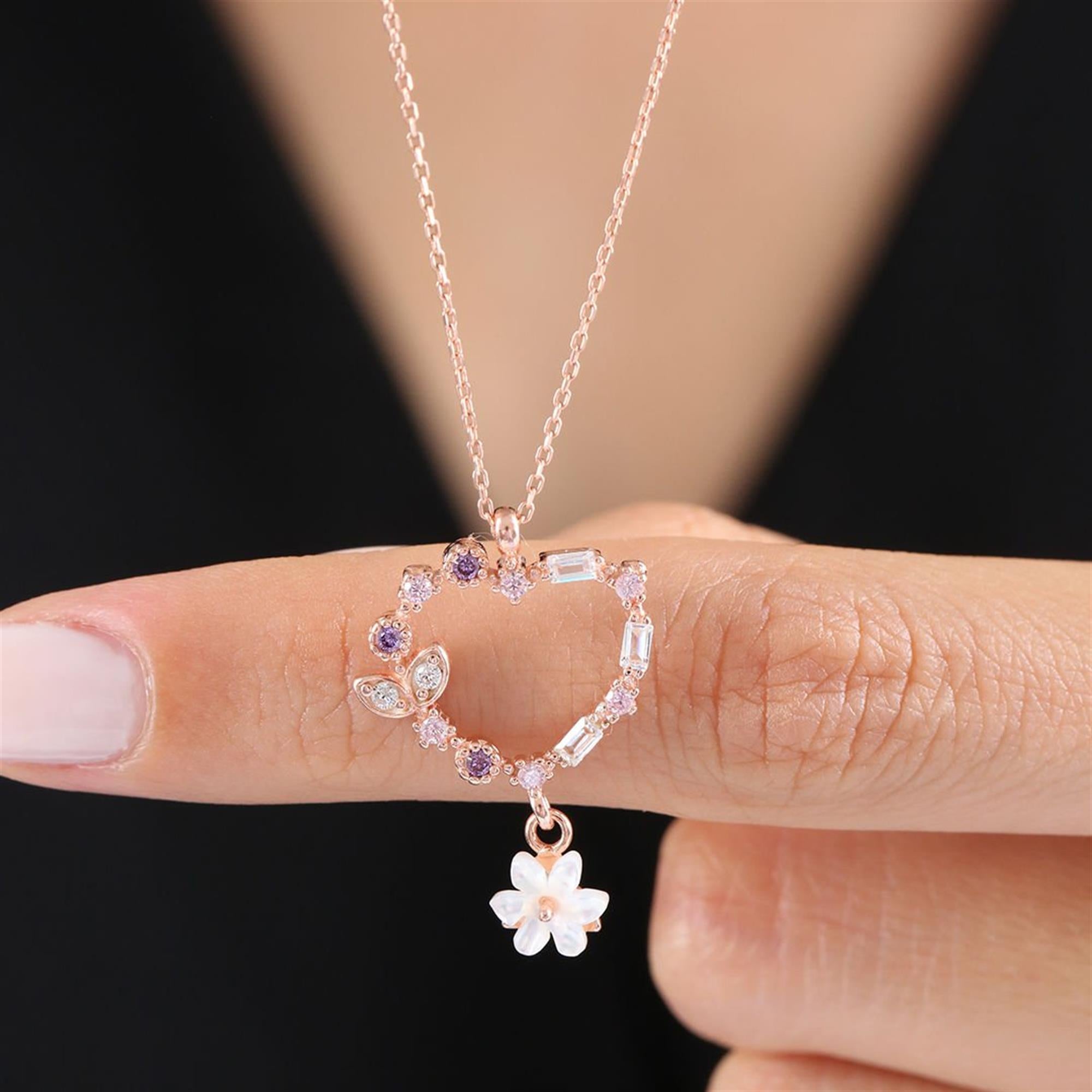Halskette in Herzform in Goldoptik mit Amethyst-Steinen und Magnolienblüte – romantischer Anhänger für Damen