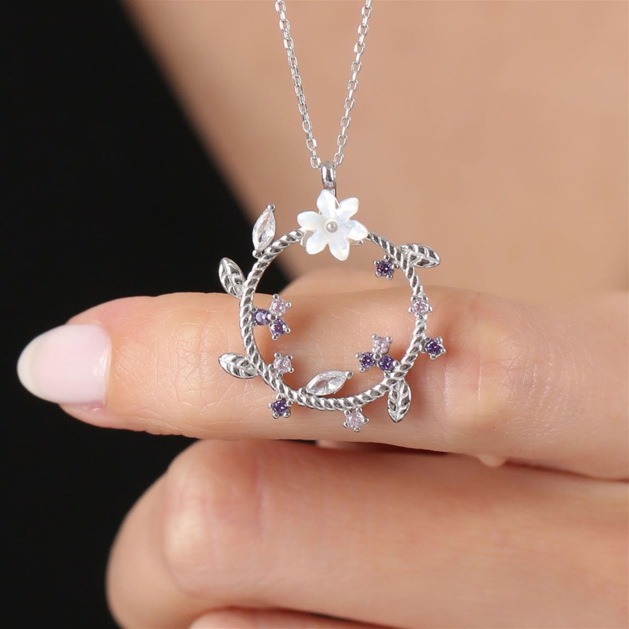 Collar de corona en tono plateado con flores de amatista y magnolia blanca – colgante circular floral para mujer
