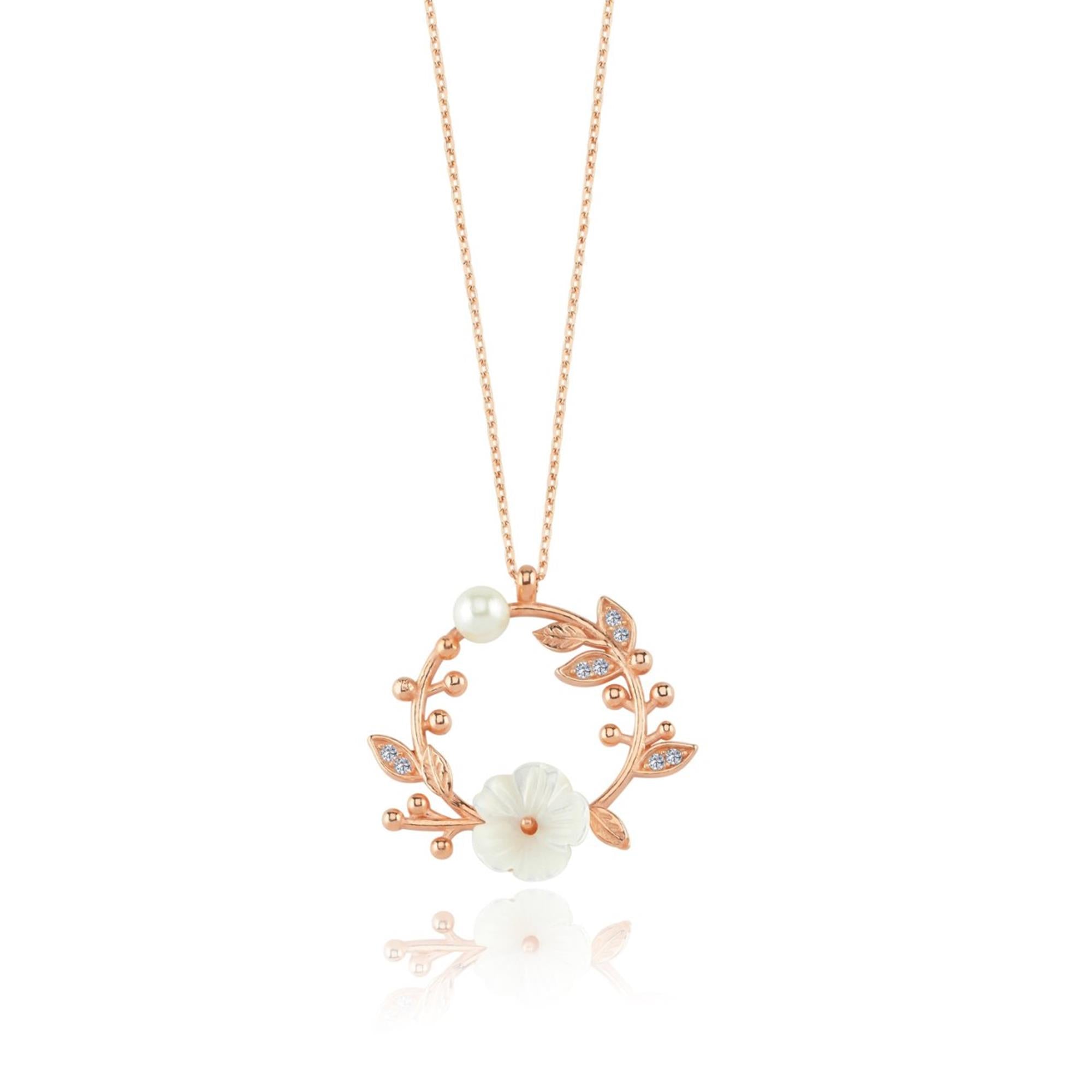Collar de corona rosa con flor de magnolia blanca, hojas brillantes, perla y detalles florales