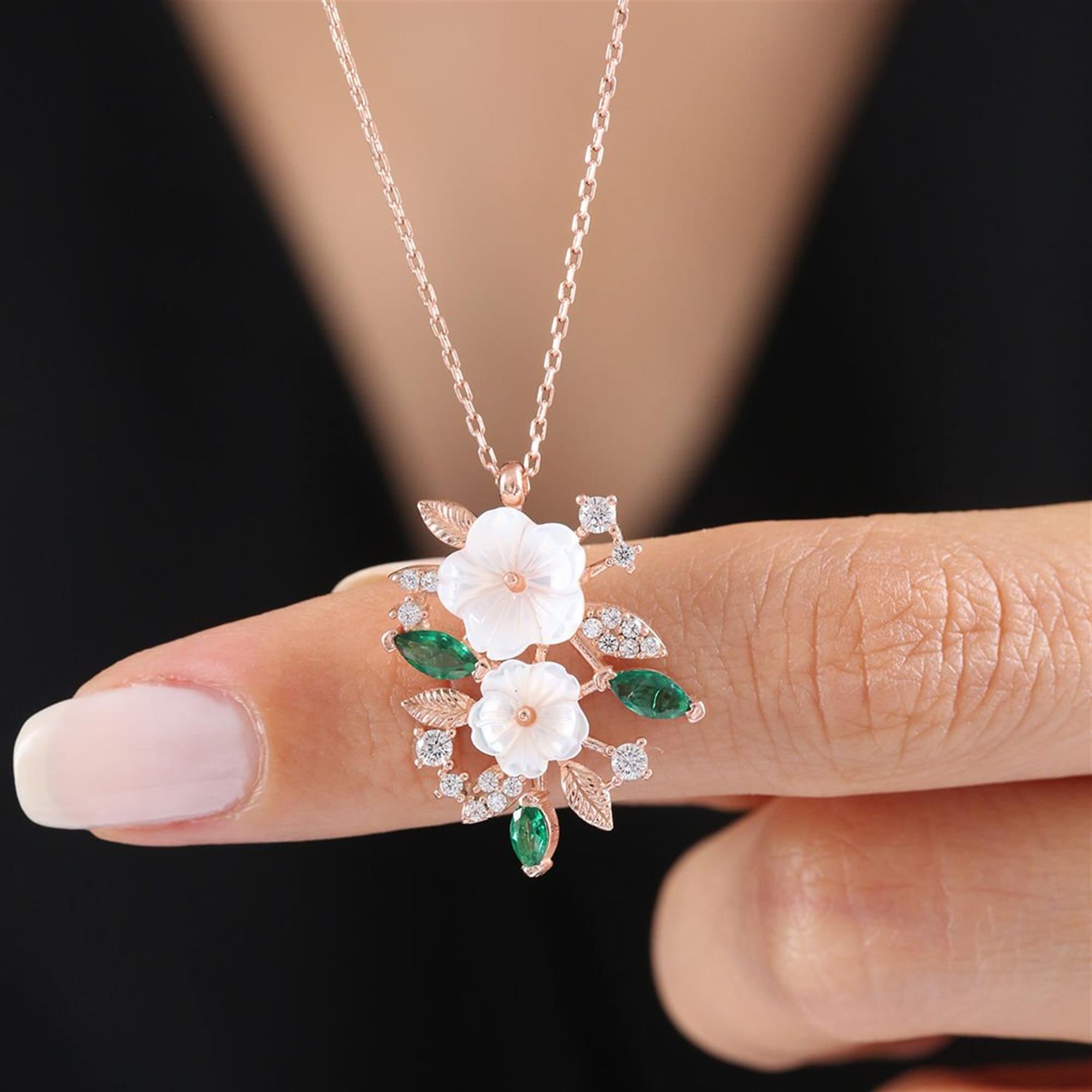 Collar rosa con flores de magnolia blancas, hojas verdes esmeralda y cristales brillantes