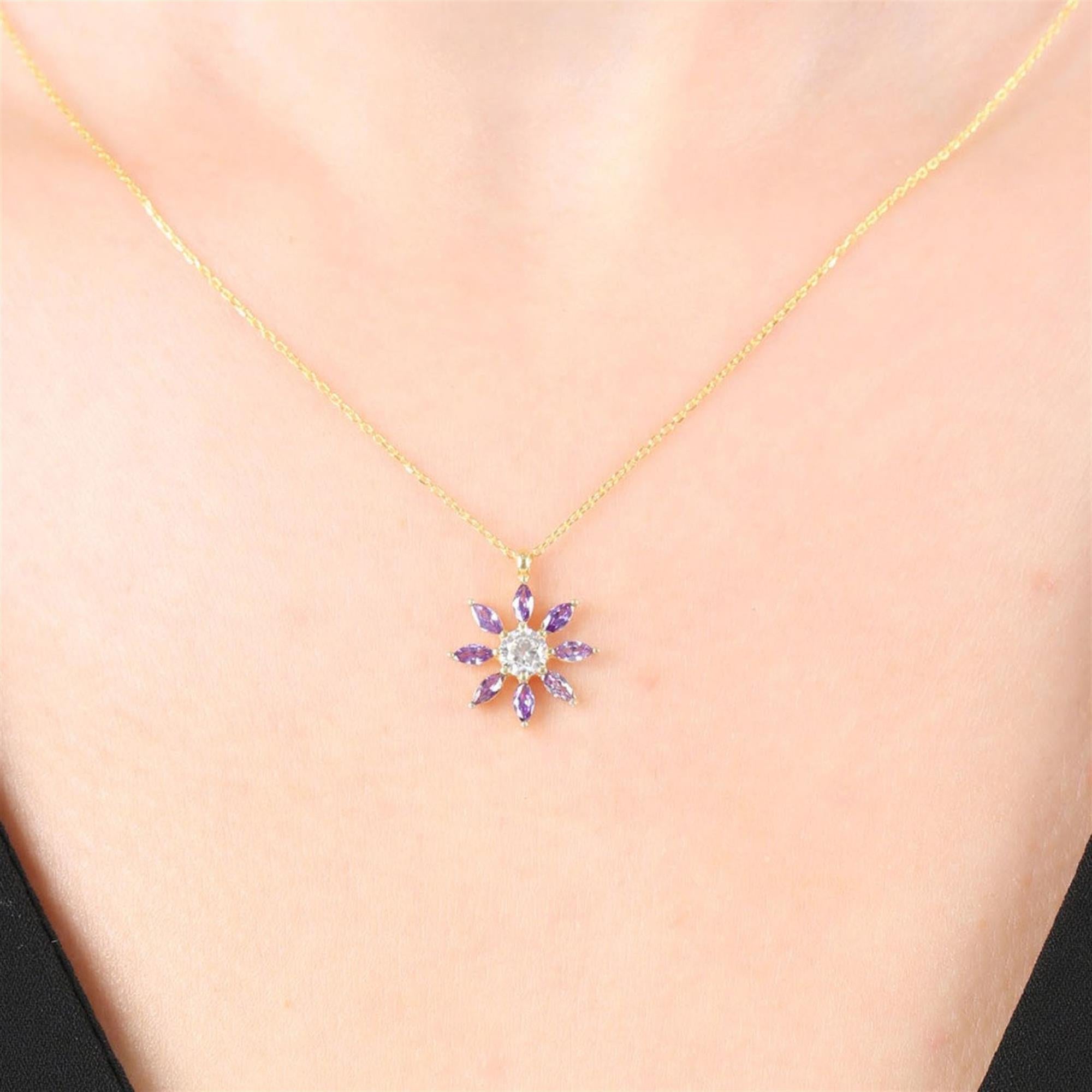 Collar de sol en tono dorado con piedras circonitas moradas en forma marquesa – joya vibrante de amatista para mujer