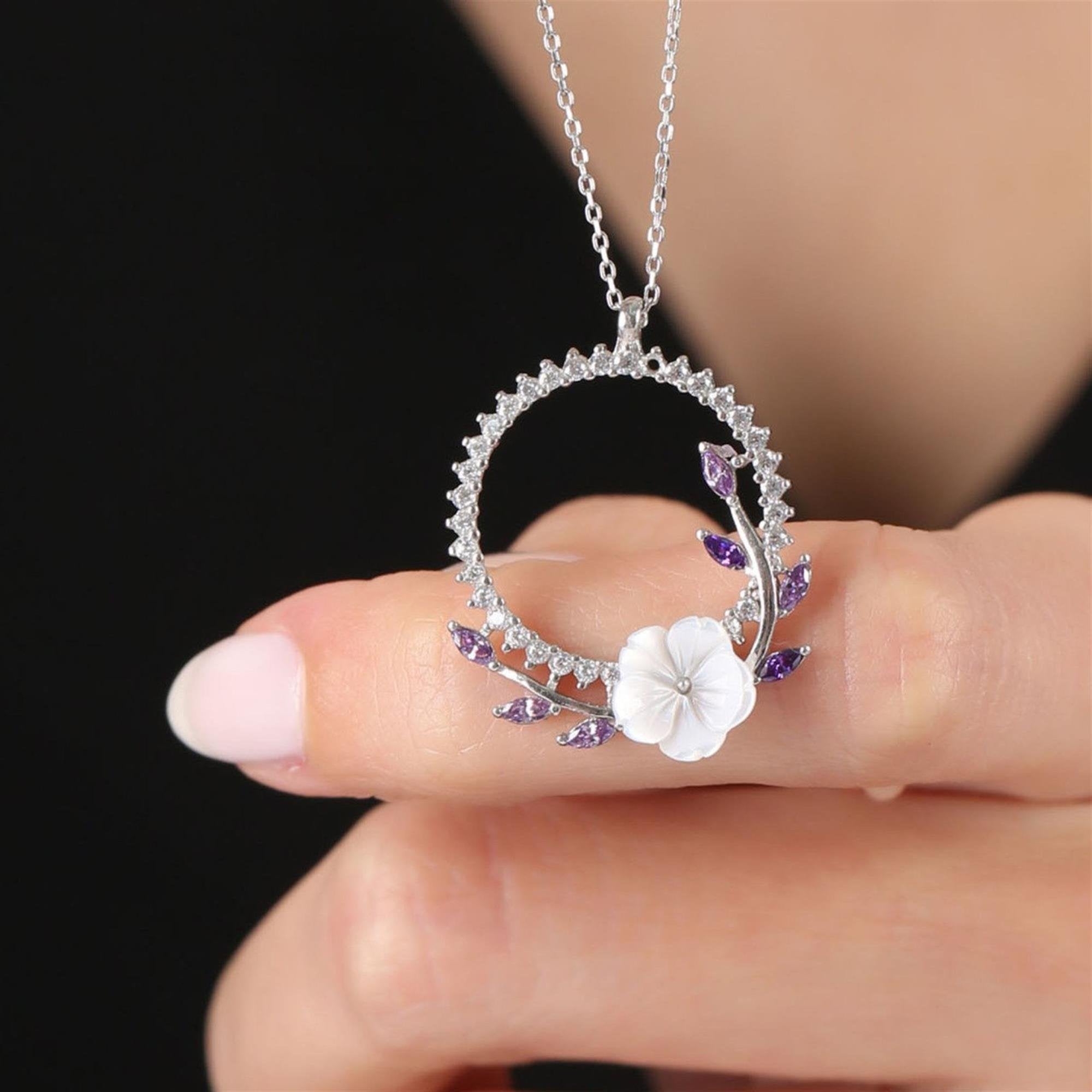 Collar circular en tono plateado con piedras amatistas y flor de magnolia – colgante floral elegante para mujer