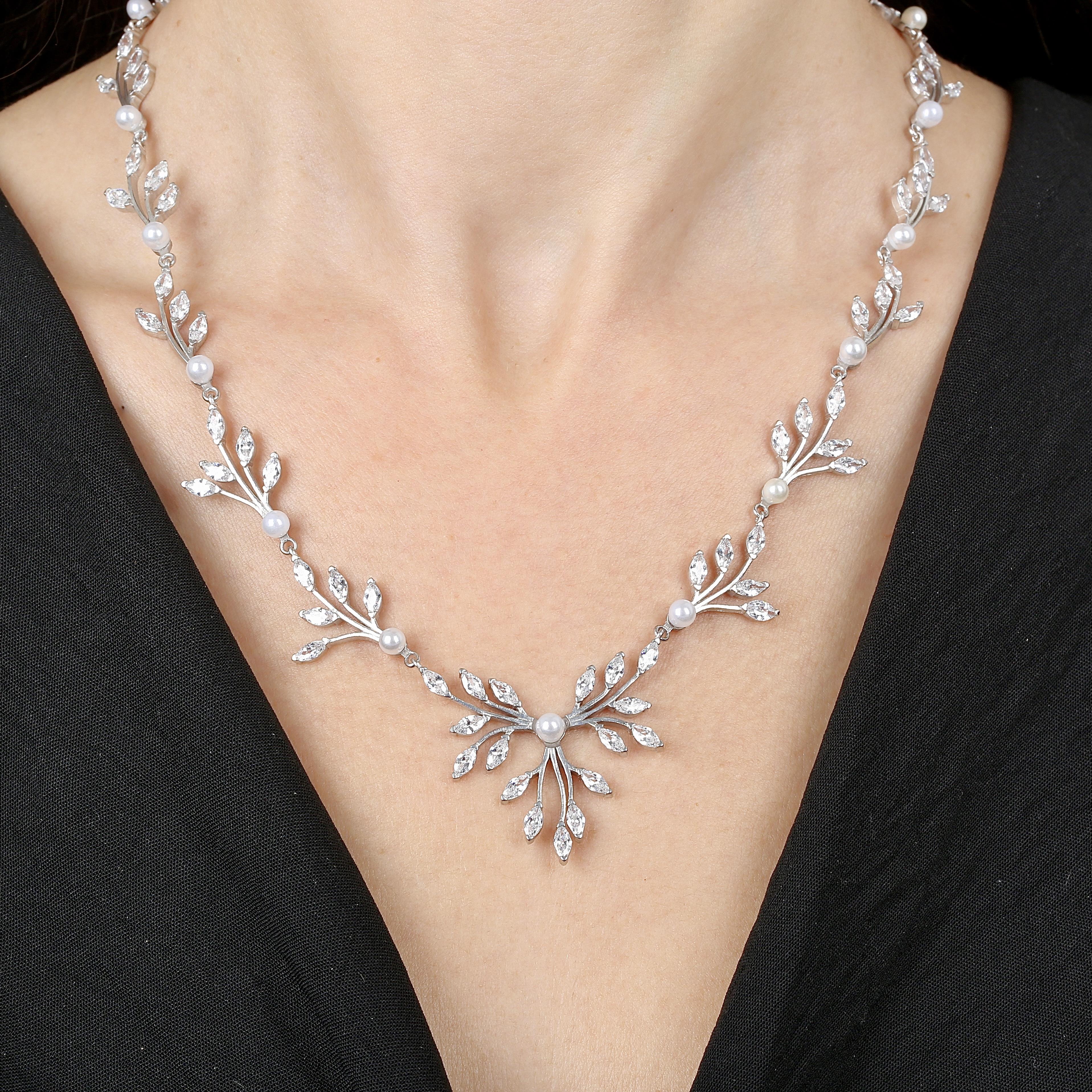 Diamond Setting Pearl Detailed Silver Waterway Set