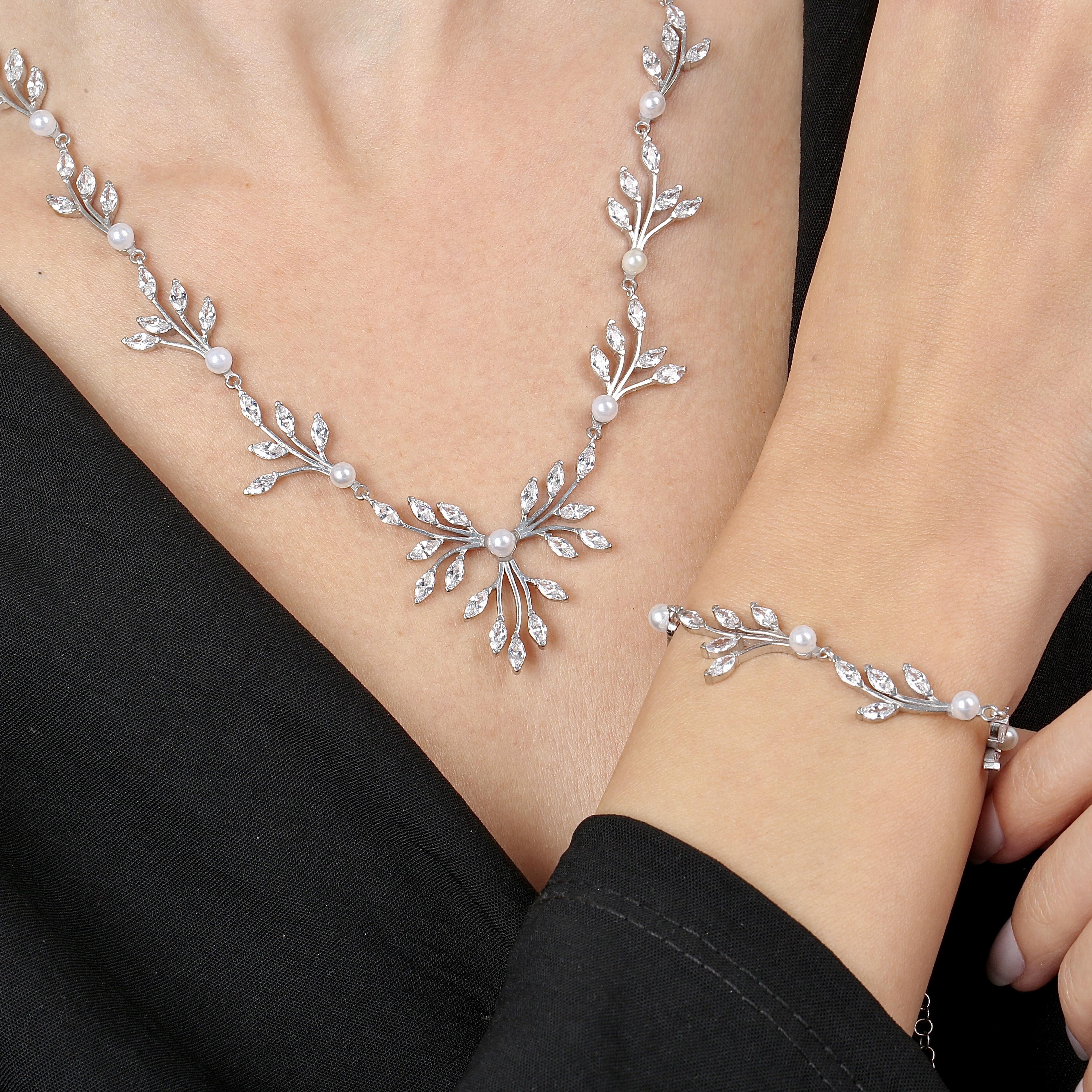 Diamond Setting Pearl Detailed Silver Waterway Set