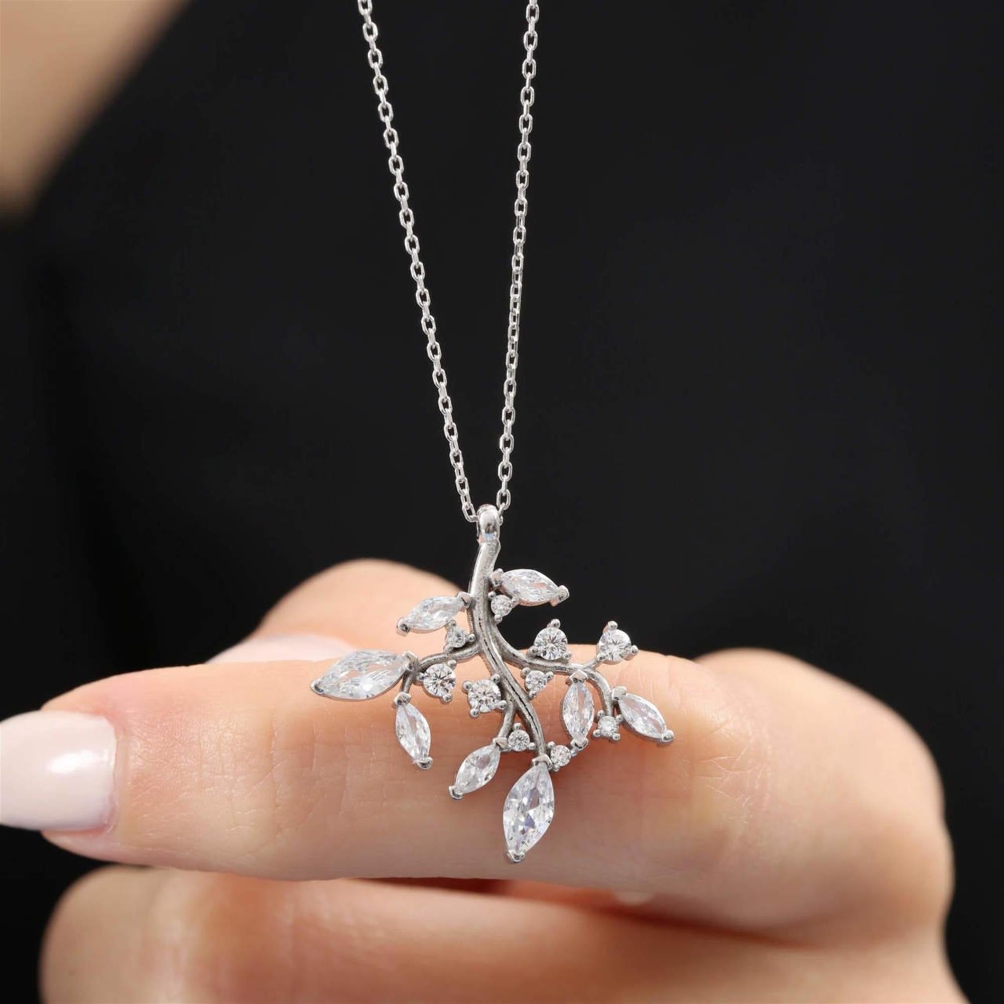 Collar de árbol de la vida en tono plata con hojas de circonita en corte marquesa – joya botánica con simbolismo