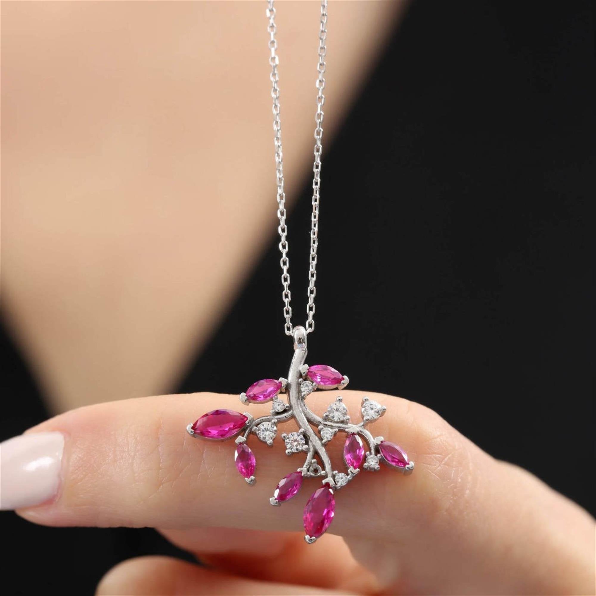 Collar árbol de la vida con hojas de circonita color rubí en tono plata – joya simbólica rosa para mujer