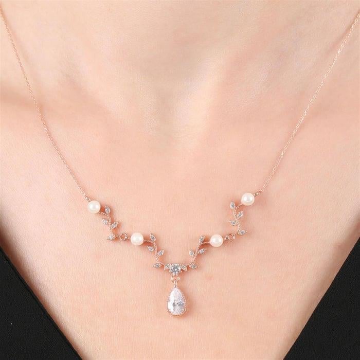 Elegantes Schmuckset in Roségold mit Perlen, Blättermotiven und Tropfensteinen – Halskette und Ohrringe für Damen
