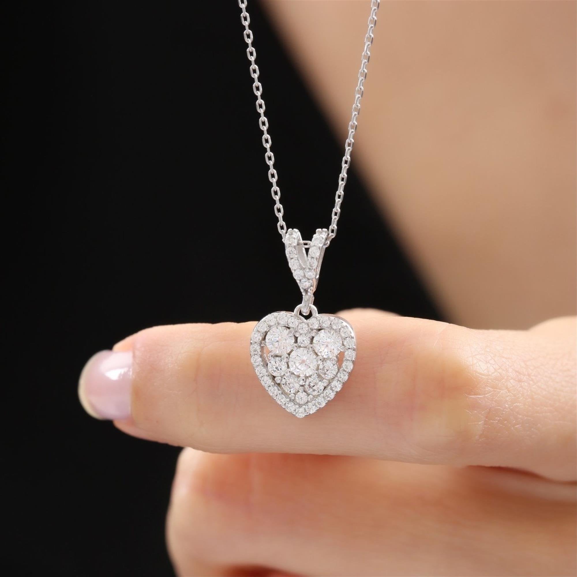 Collar de corazón en plata con circonitas brillantes agrupadas
