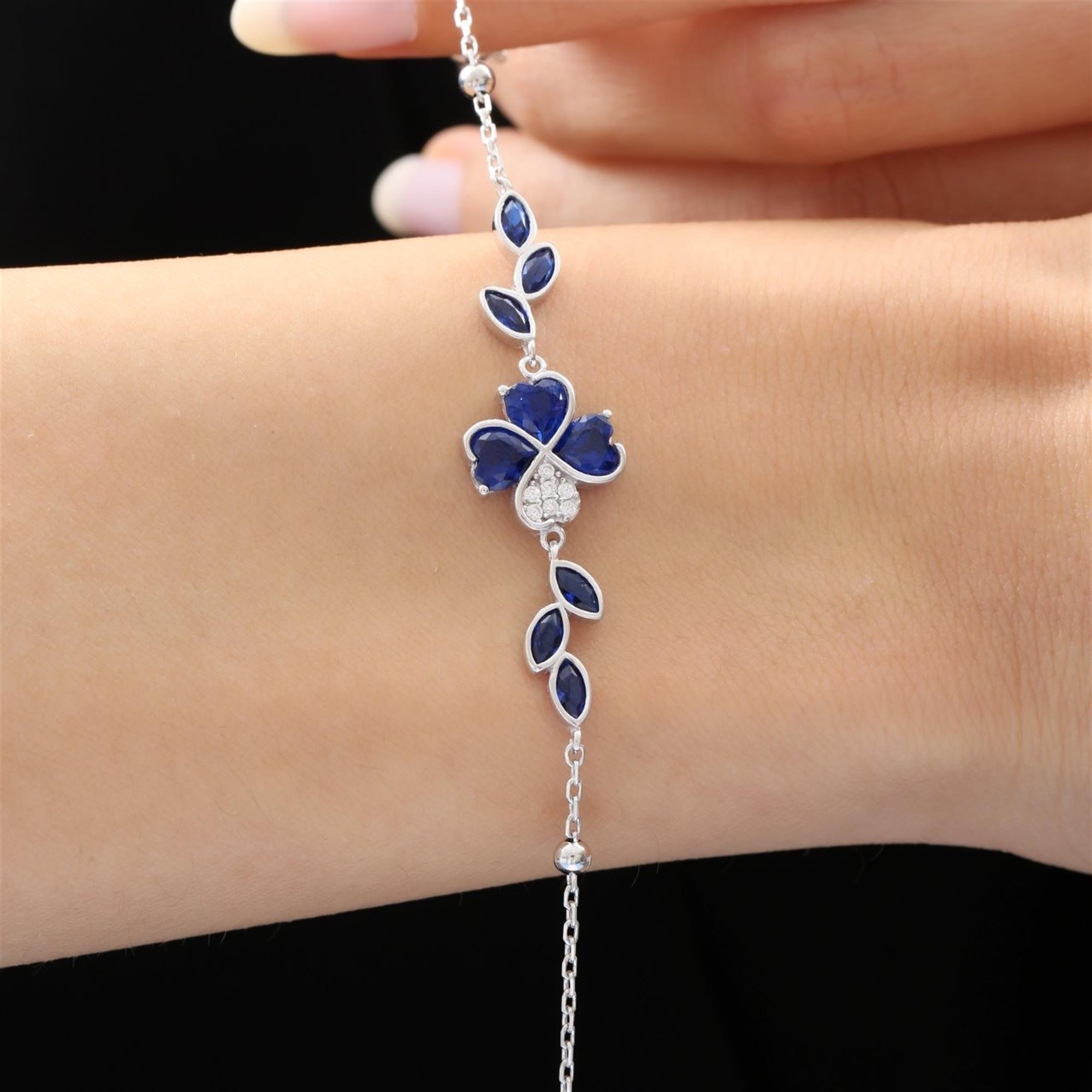 Pulsera de plata con trébol de corazones azul sapphire y detalles de hojas