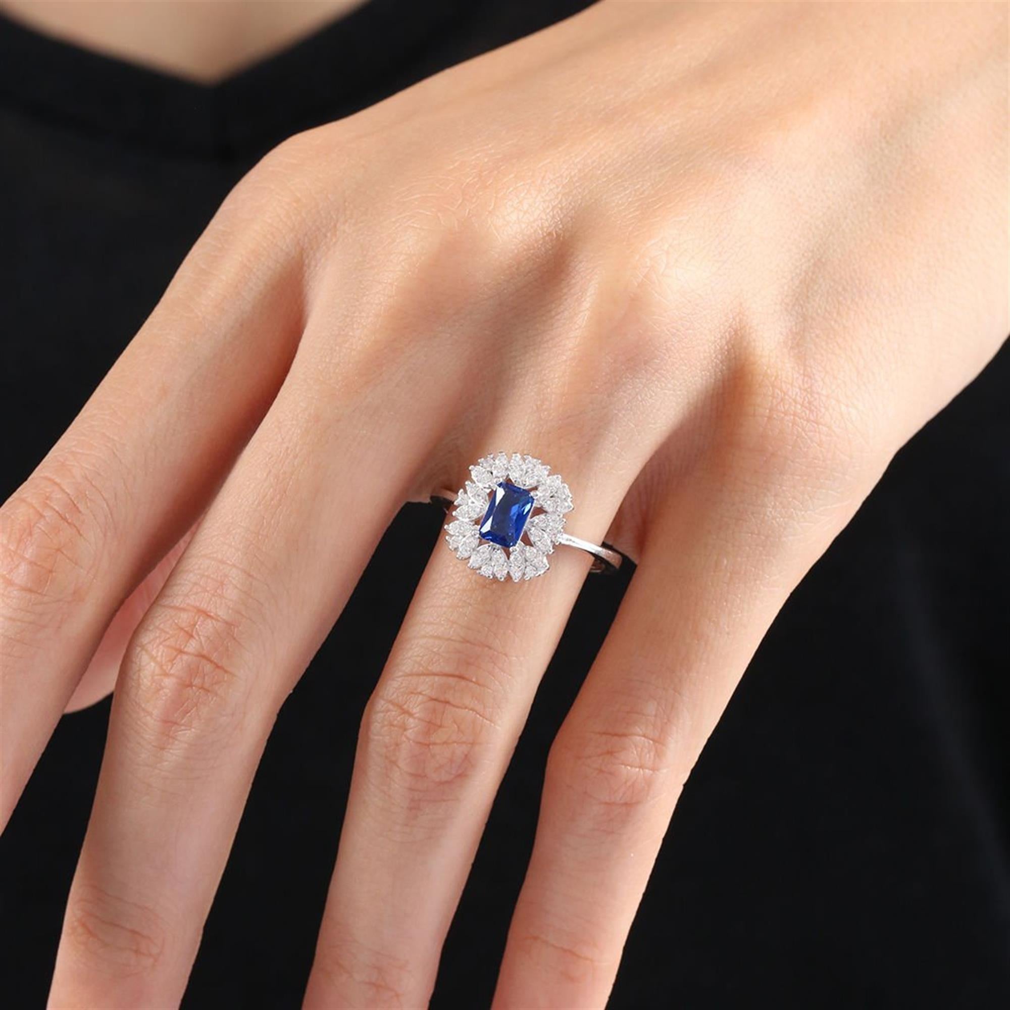 Silberring mit baguettegeschliffenem blauem Saphir und funkelndem Zirkonia-Halo