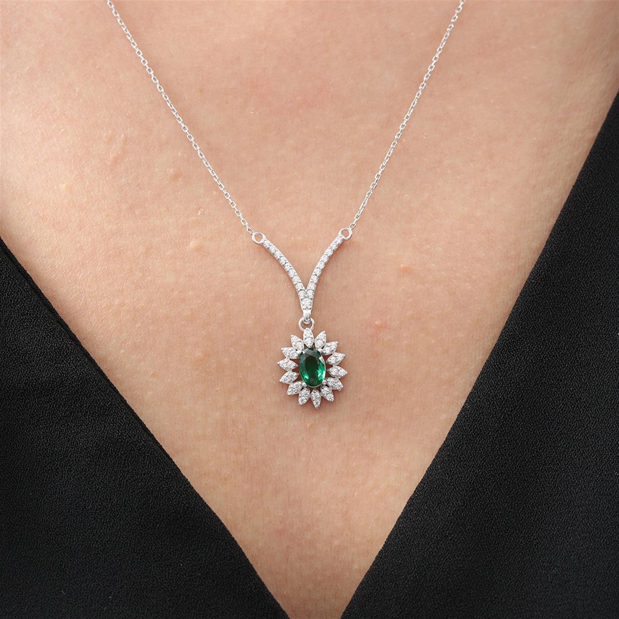 Diamond Setting Vega Star Synthetic Emerald Seal of Elegance Silver Necklace