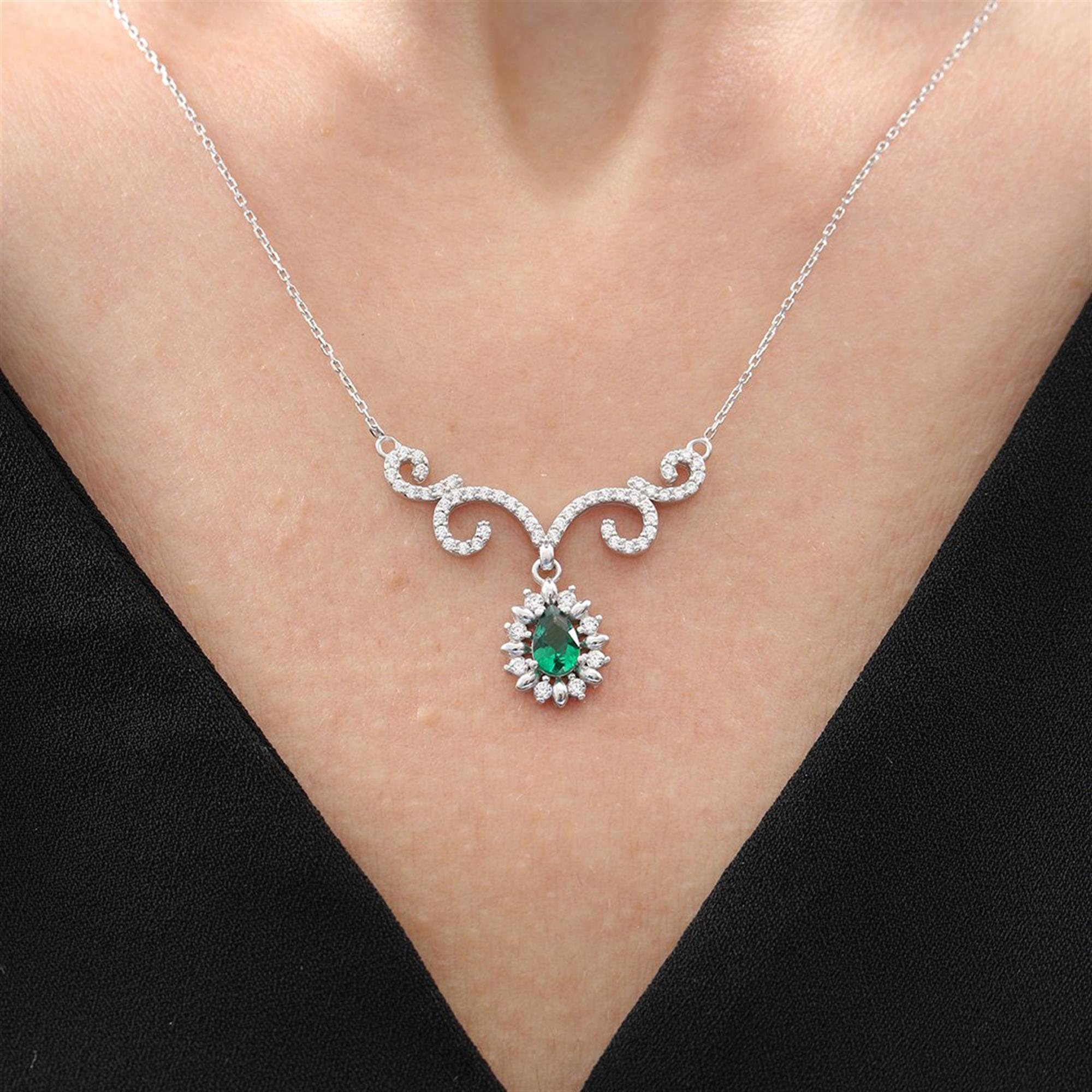 Diamond Setting Raindrop Synthetic Emerald Seal of Nobility Silver Necklace