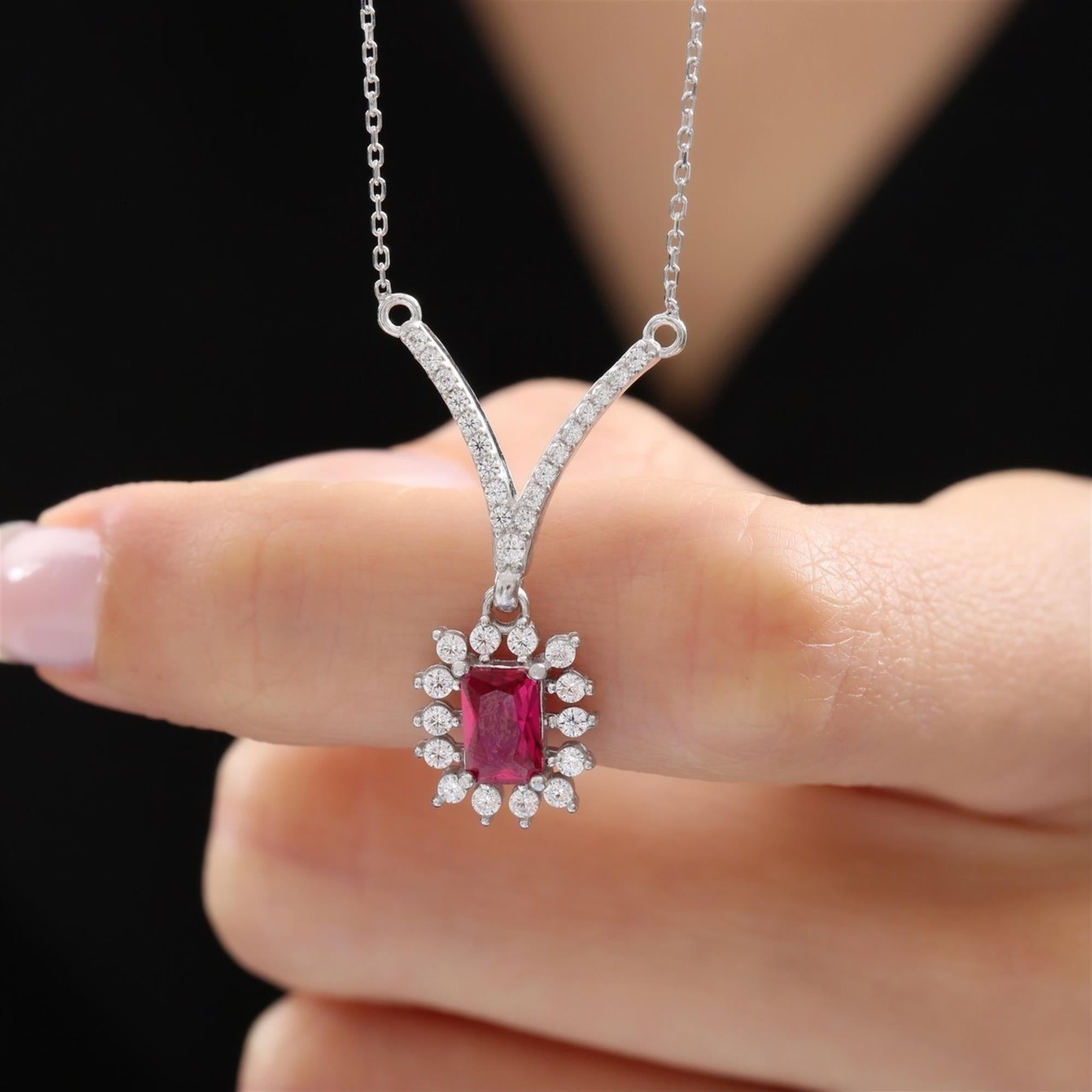 Schmuckset in Silberoptik mit synthetischen rubinroten Steinen im Smaragdschliff und Zirkonia-Halo – elegantes Halsketten- und Ohrring-Geschenk für Damen